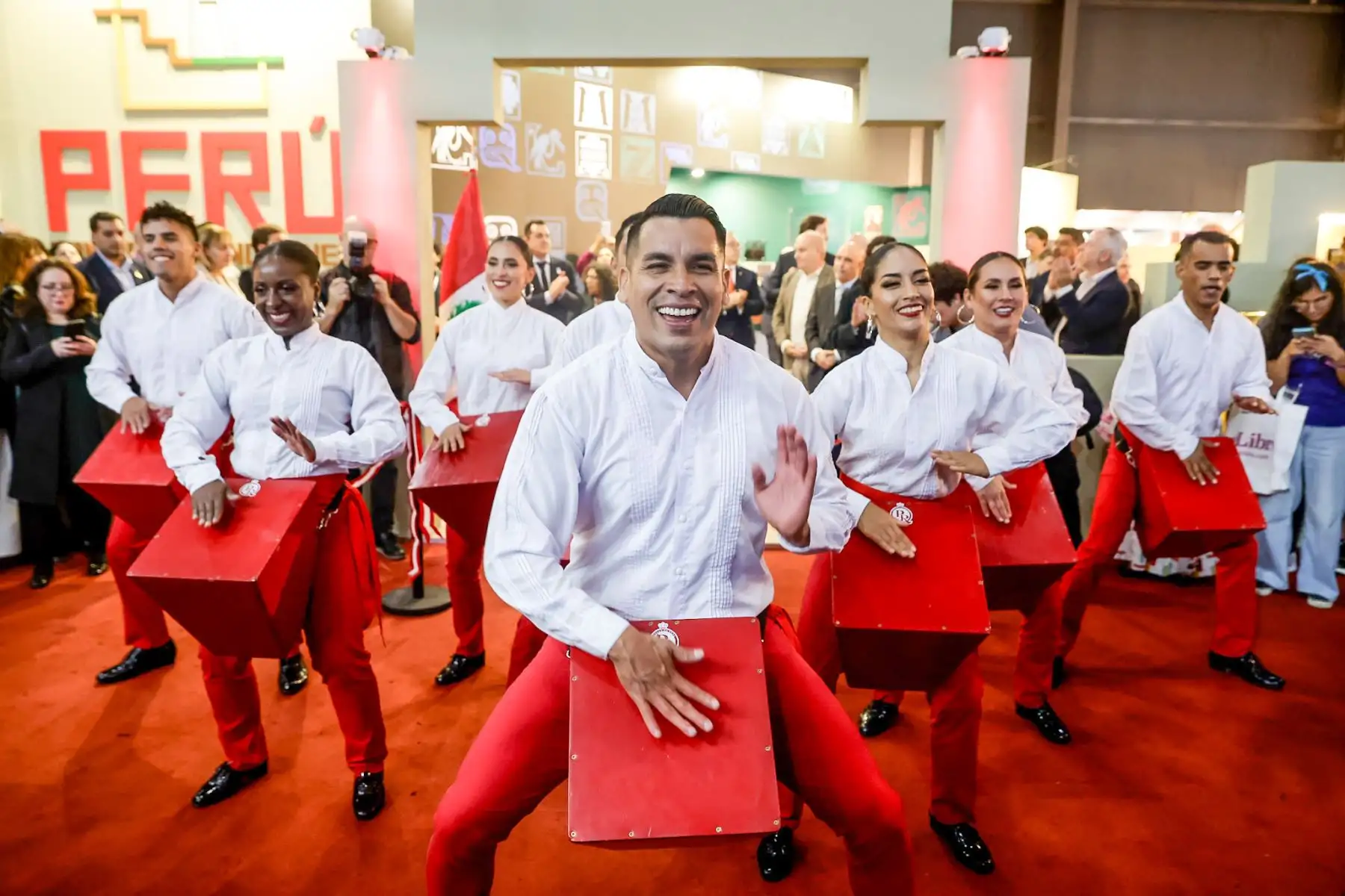 Perú inauguró su pabellón como País Invitado de Honor en la 50ª Feria Internacional del Libro de Buenos Aires, destacando con una propuesta que reúne más de 770 títulos de 130 editoriales y una delegación de 60 referentes culturales. La participación peruana pone en valor la bibliodiversidad del país y su vínculo histórico con Argentina, en una edición que marca el inicio de una nueva etapa en la feria. Foto: ANDINA/Luis Iparraguirre.