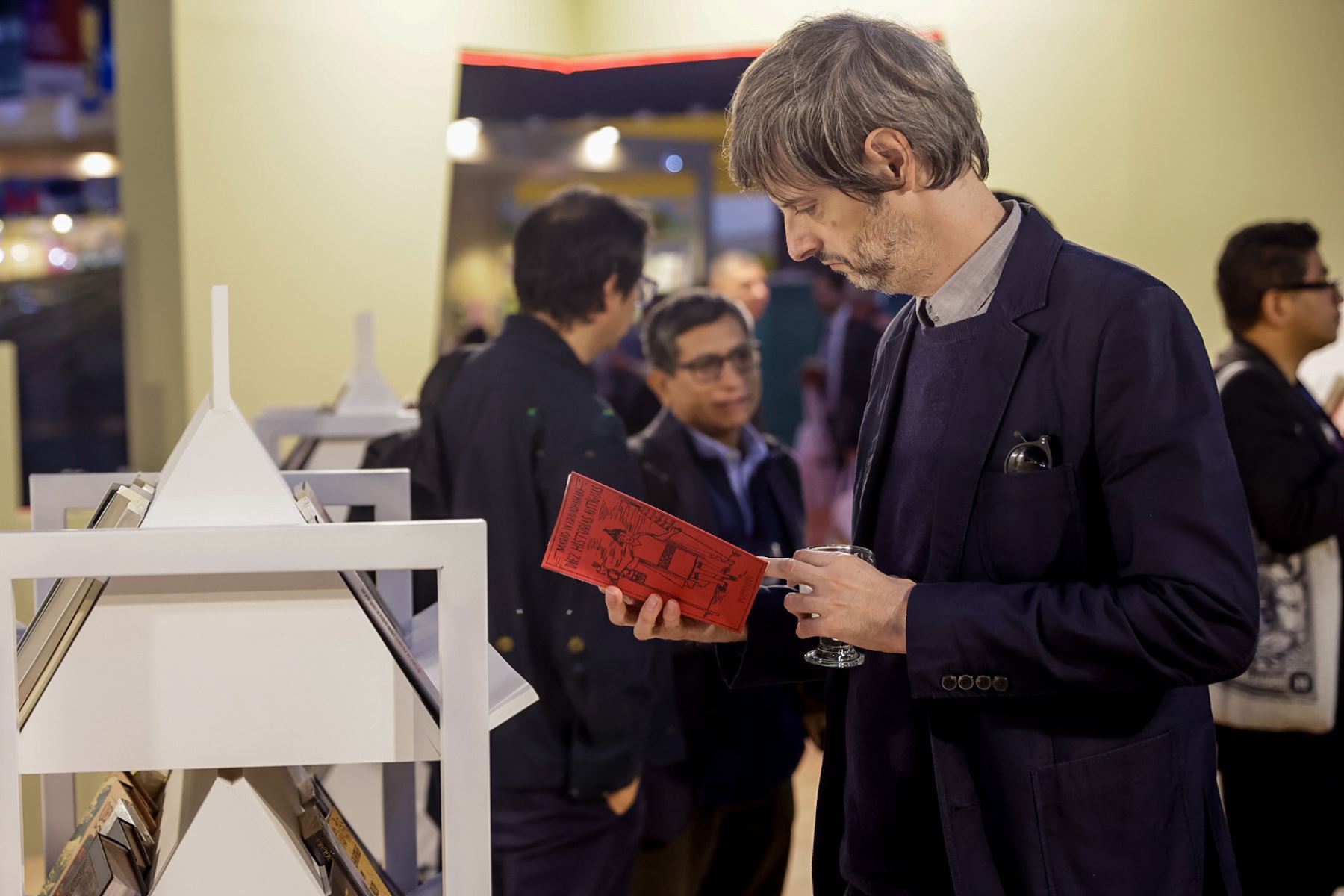 Con una delegación de 60 referentes, entre los que se cuentan novelistas, poetas, narradores orales, ilustradores, autores en lenguas originarias, artistas visuales, mediadores de lectura, gestores culturales y editores, entre otros, Perú estará presente en las distintas actividades que se desarrollarán tanto en el Pabellón como en otras salas de la feria y en otros puntos de la ciudad. 
 Foto: ANDINA/Luis Iparraguirre.
