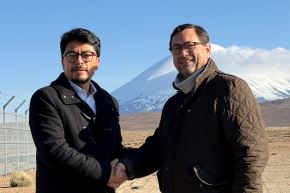  Cancilleres Fernando Aramayo (Bolivia) y Francisco Pérez Mackenna (Chile) se estrechan las manos en el cruce fronterizo de Chungara-Tambo Quemado. Foto: AFP/Cancillería de Chile.