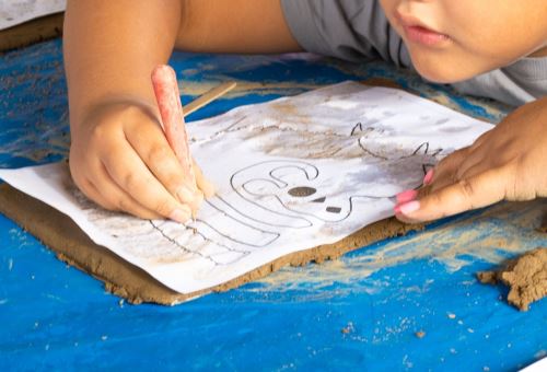 "Chan Chan para todos" se llama el programa del Ministerio de Cultura que incorpora talleres dirigidos a niños y jóvenes con Trastorno del Espectro Autista donde aprenden a moldear figuras con iconografía Chimú. ANDINA/Difusión