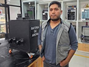 Omar Núñez Sucasaire, estudiante de arquitectura de la Universidad Continental es el creador de esta batería de arena, un sistema diseñado en forma de caja sellada que retiene el calor que después se libera a través de unos tubos que permite calenter el interior de una vivienda. ANDINA/Difusión