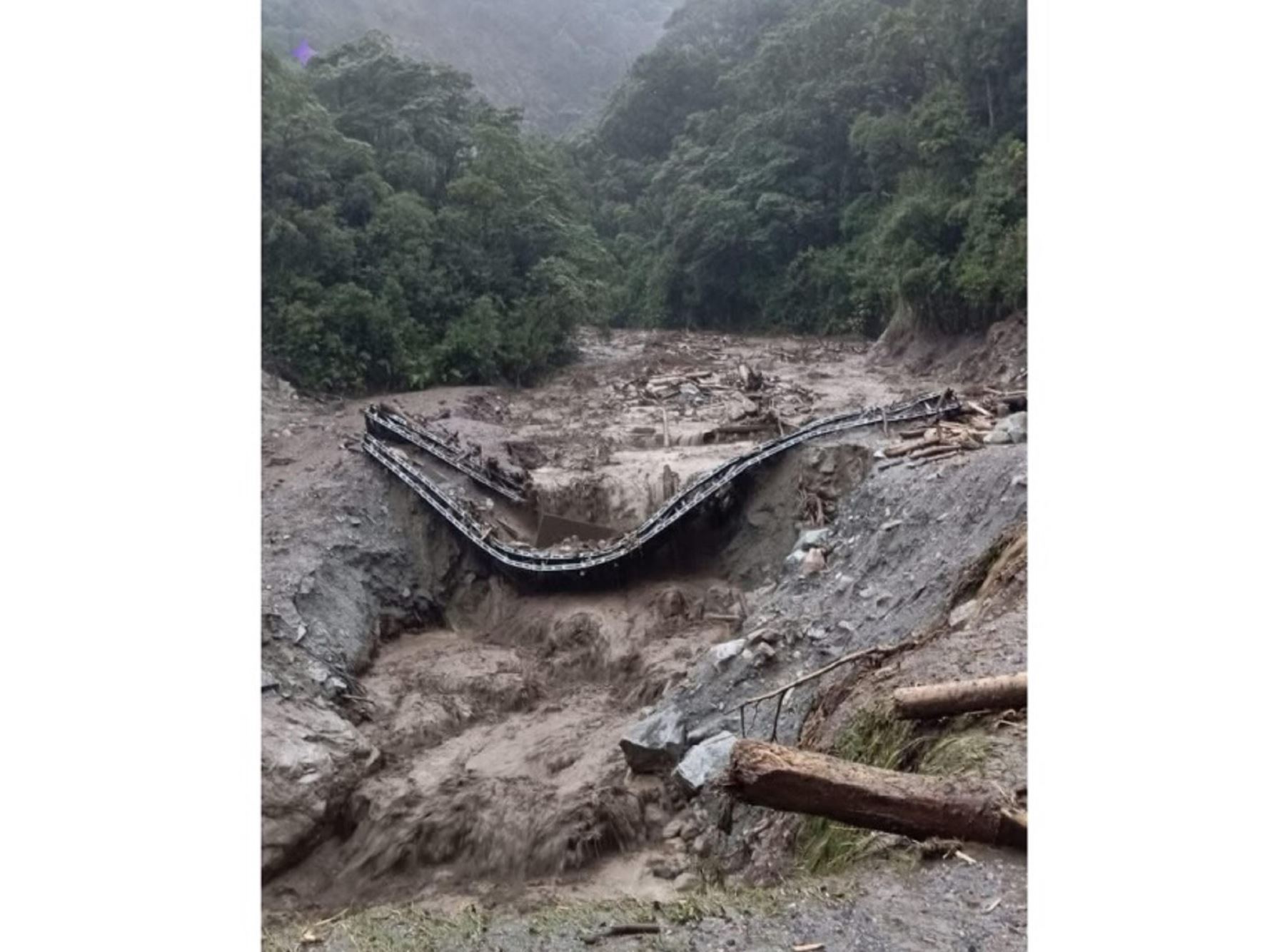 Selva Central en emergencia: puente quedó en escombros tras un huaico en Pampa Hermosa