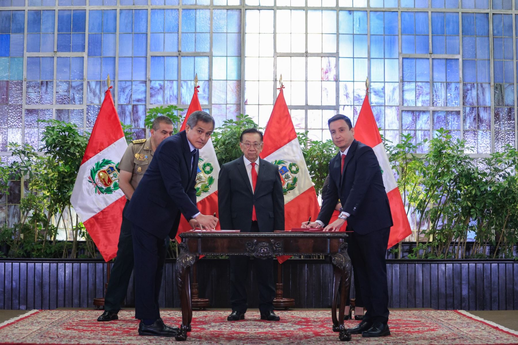 El presidente José María Balcázar participa en la firma de un convenio entre los ministerios del Interior y de Justicia y Derechos Humanos, que establece la defensa legal gratuita a miembros de juntas vecinales que enfrentan la delincuencia. Foto: ANDINA/ Prensa Presidencia