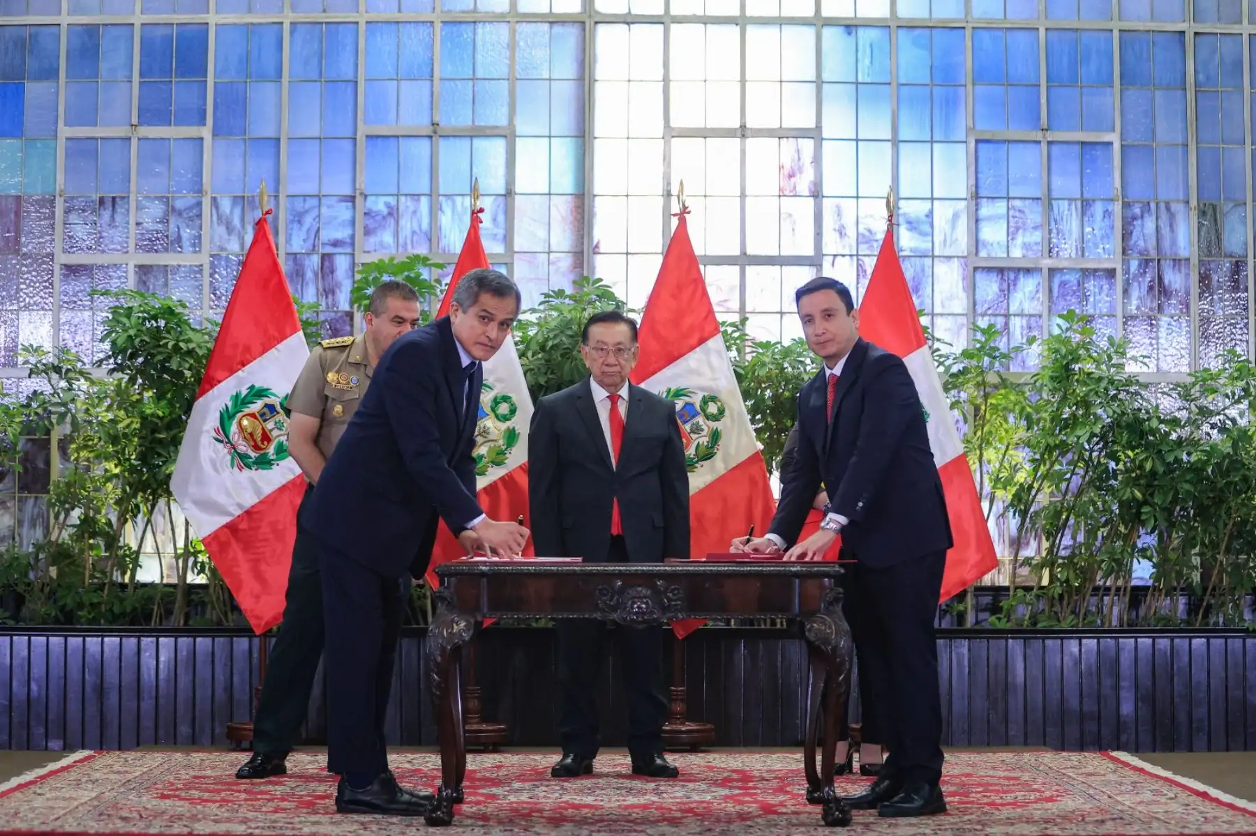 El presidente José María Balcázar participa en la firma de un convenio entre los ministerios del Interior y de Justicia y Derechos Humanos, que establece la defensa legal gratuita a miembros de juntas vecinales que enfrentan la delincuencia. Foto: ANDINA/ Prensa Presidencia