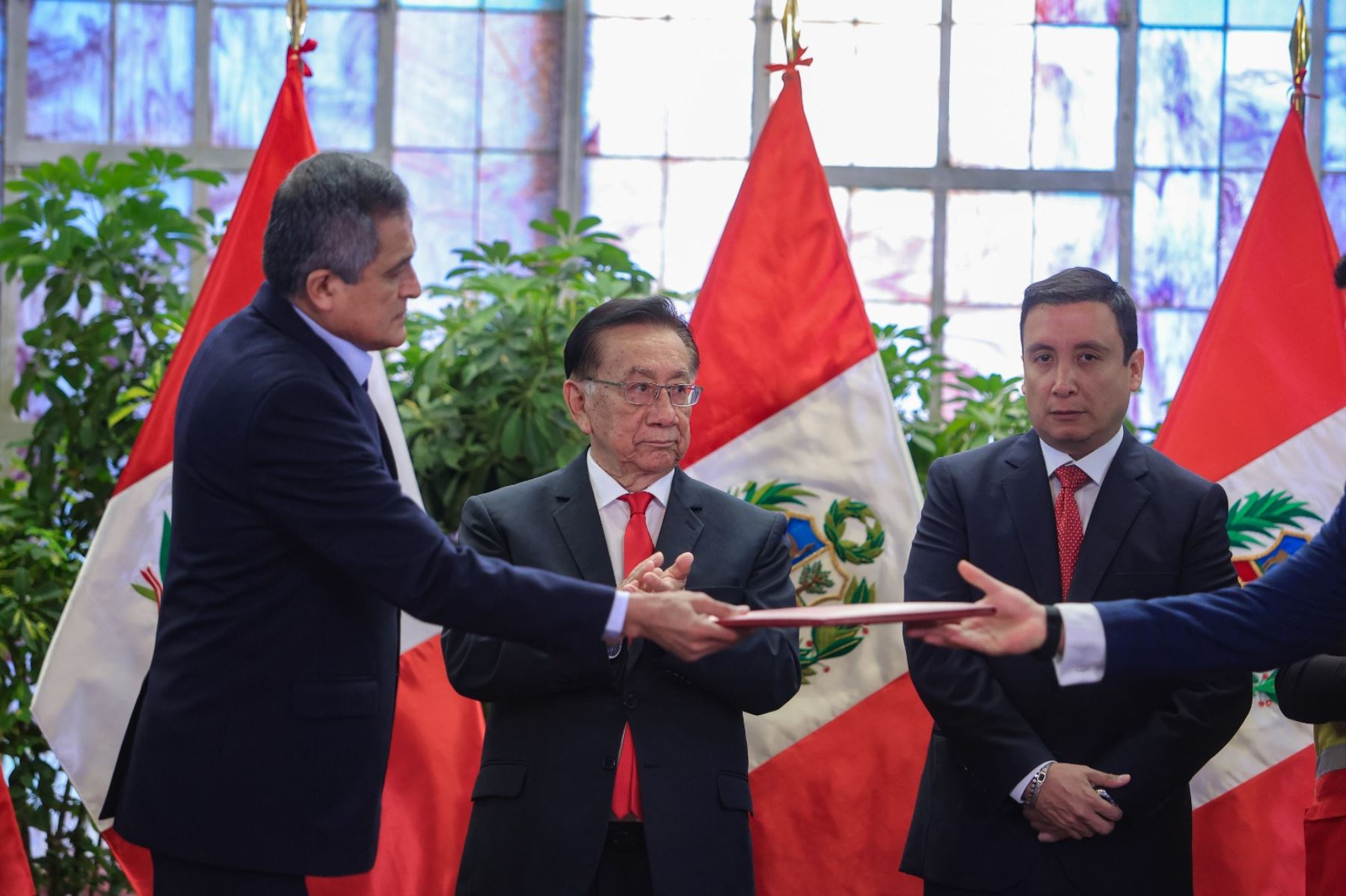 El presidente José María Balcázar participa en la firma de un convenio entre los ministerios del Interior y de Justicia y Derechos Humanos, que establece la defensa legal gratuita a miembros de juntas vecinales que enfrentan la delincuencia. Foto: ANDINA/ Prensa Presidencia