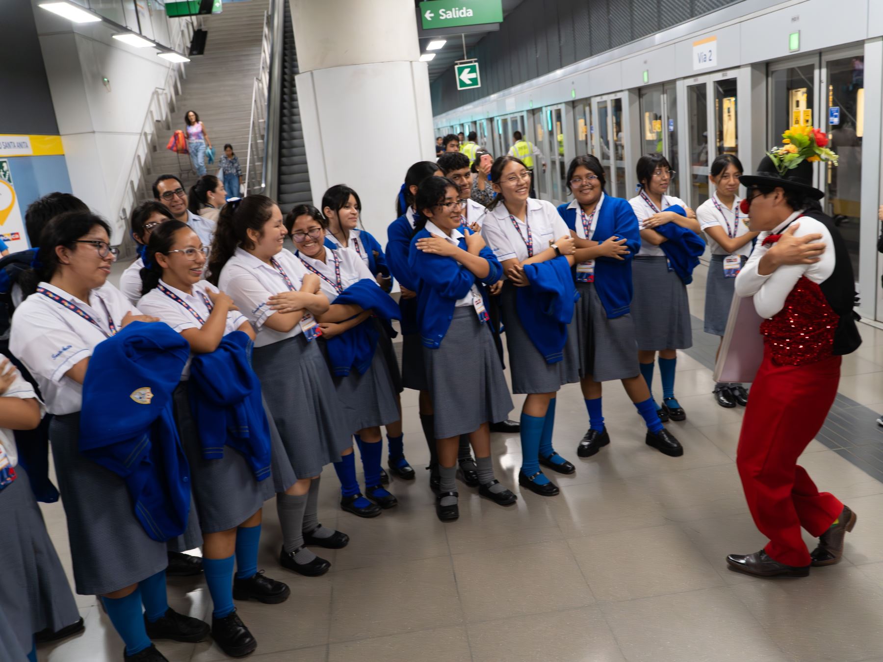Línea 2 promueve uso seguro del transporte con visita de escolares a sus estaciones