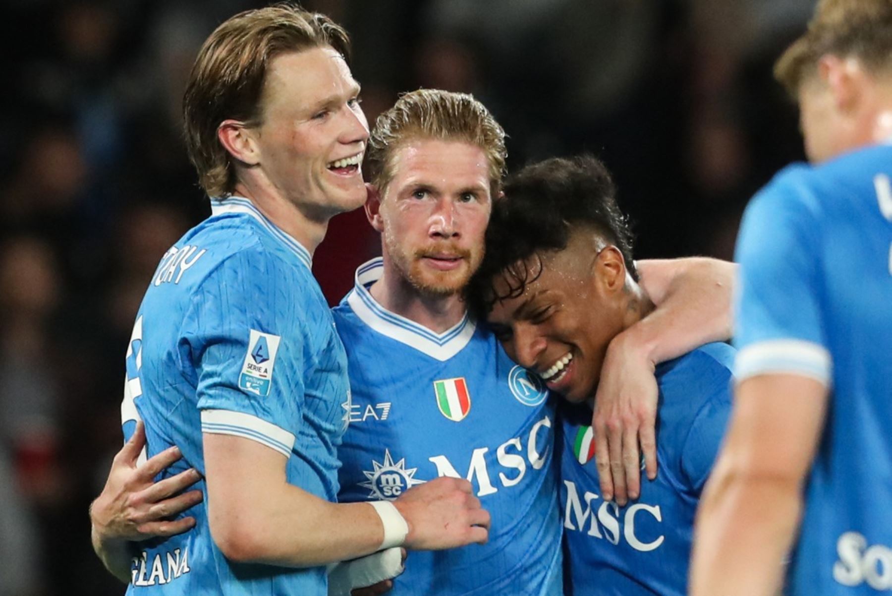 Napoli golea 4-0 a Cremonese y aplaza el festejo del Inter de Milán en la Serie A