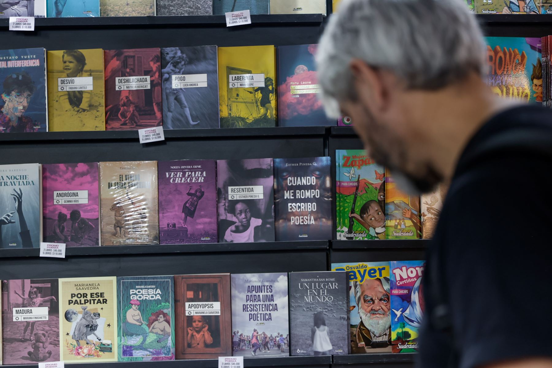 Un visitante observa títulos de literatura internacional en uno de los stands de la feria, que reúne una amplia oferta editorial de diversos países en el predio de La Rural. Foto: ANDINA/Luis Iparraguirre.