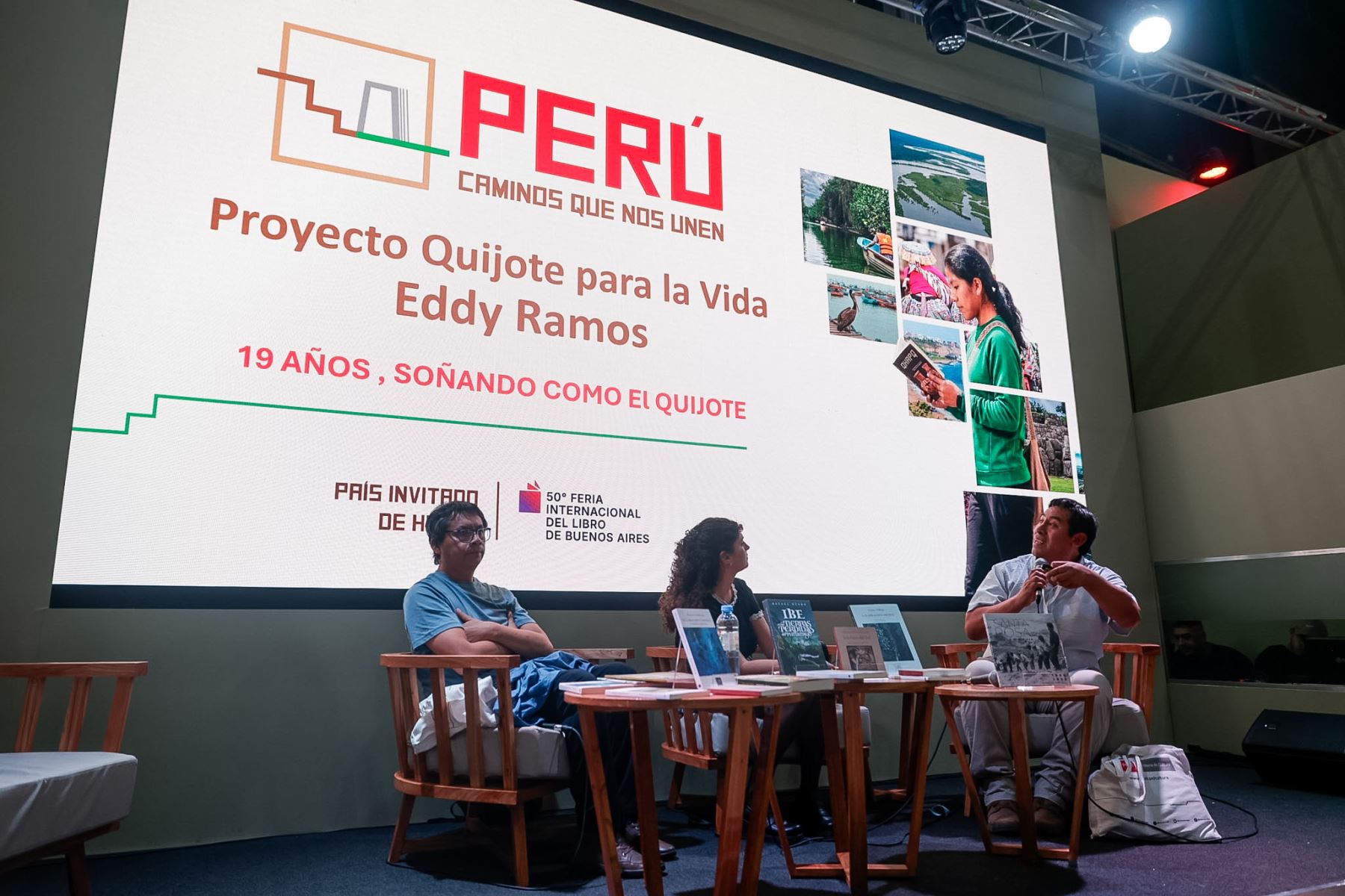 En el Auditorio del Pabellón Perú se desarrolló la actividad “Bibliotecas que transforman: gestión y comunidad”, con la participación de César Panduro y Eddy Ramos, bajo la moderación de Anshi Moran. Durante el encuentro se abordó el uso de la fotografía como herramienta de memoria e identidad en procesos comunitarios. Foto: ANDINA/Luis Iparraguirre.