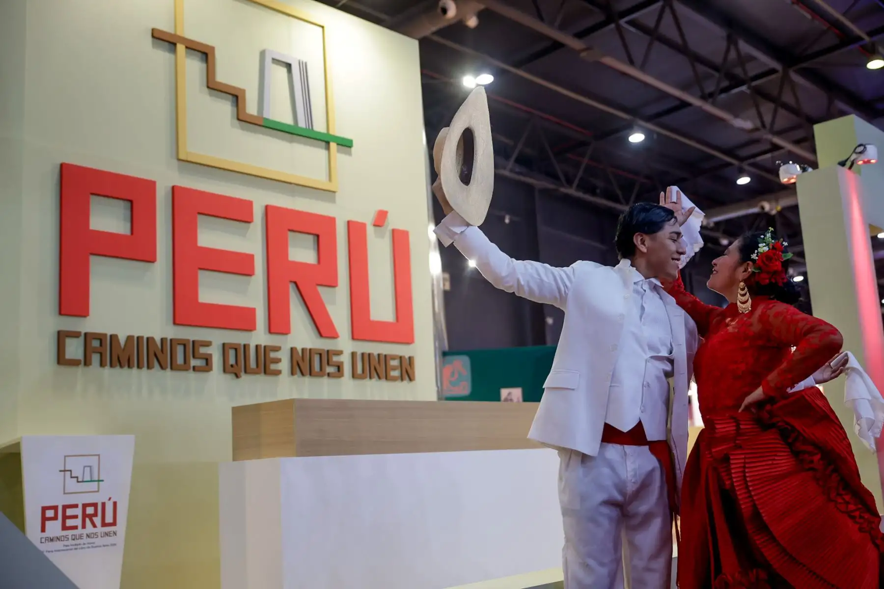 Perú participa como País Invitado de Honor en la 50ª Feria Internacional del Libro de Buenos Aires, donde presenta un pabellón con más de 770 títulos de 130 editoriales y una delegación de 60 representantes culturales. La propuesta destaca la diversidad del país a través de actividades literarias y artísticas que fortalecen los vínculos culturales con Argentina. Foto: ANDINA/Luis Iparraguirre.