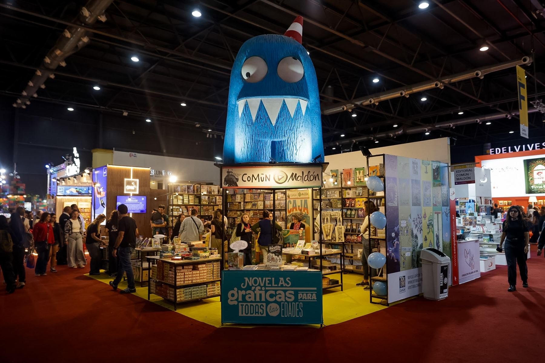 Una amplia variedad de títulos de literatura universal se exhibe en los stands de la feria, que congrega a editoriales y lectores de diversas partes del mundo. Foto: ANDINA/Luis Iparraguirre.