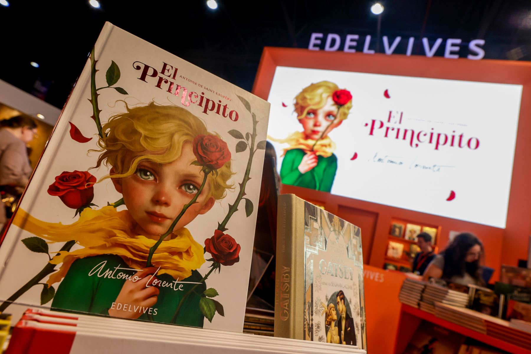 Publicaciones de literatura infantil internacional, como El Principito, forman parte de la oferta editorial de la feria, donde editoriales de distintos países presentan obras dirigidas a nuevos lectores. Foto: ANDINA/Luis Iparraguirre.