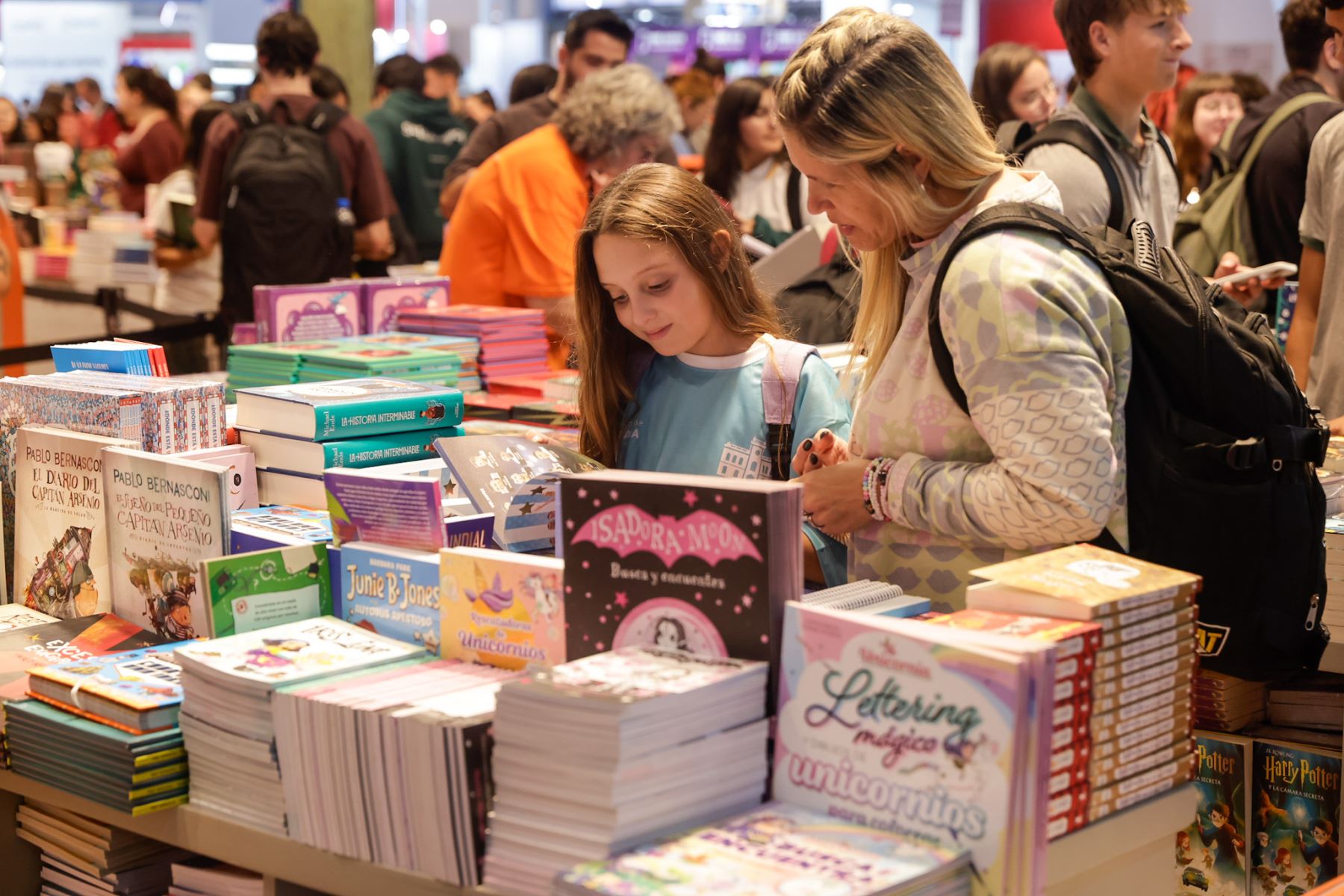 Visitantes recorren mesas de venta con libros de autores internacionales, en una de las zonas más concurridas del predio ferial de La Rural. Foto: ANDINA/Luis Iparraguirre.