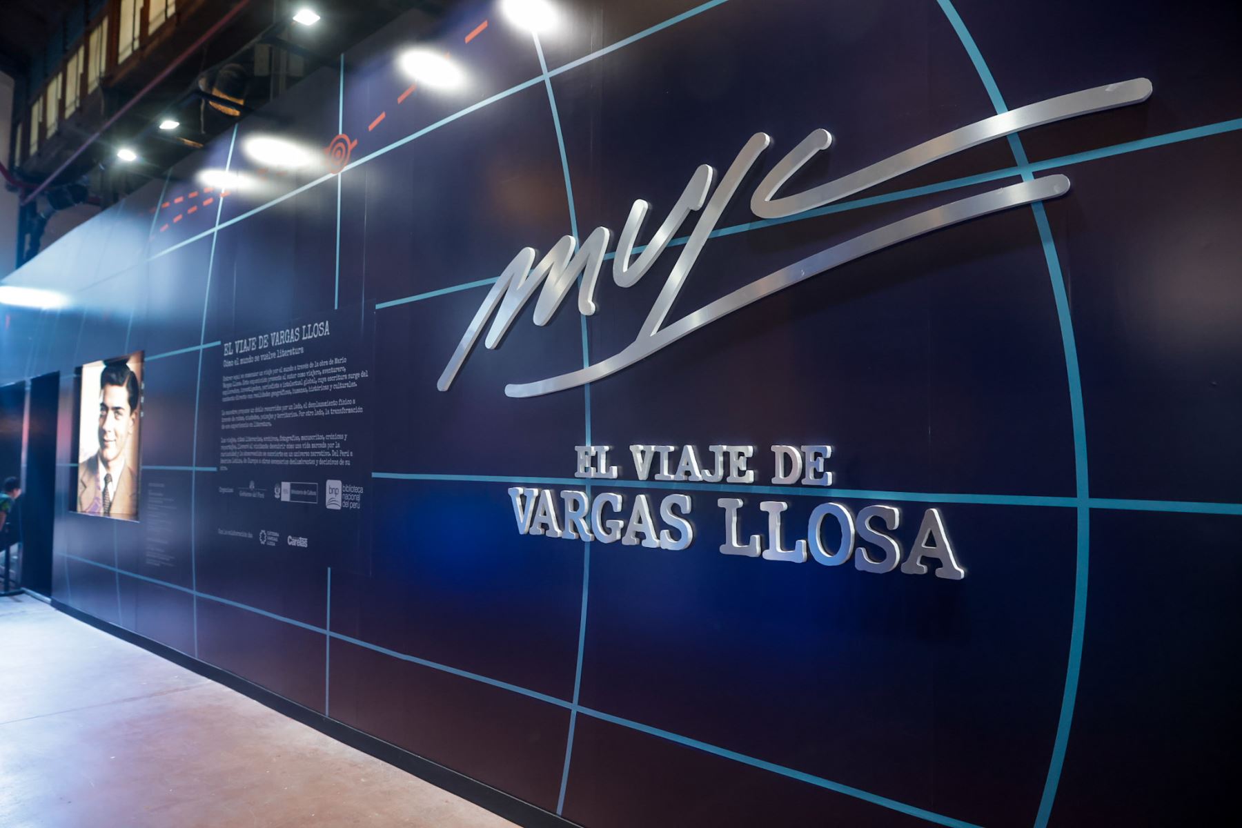 La exposición inmersiva “El viaje de Vargas Llosa. Cómo el mundo se vuelve literatura” forma parte de las actividades del Perú en la Feria Internacional del Libro de Buenos Aires, donde se ofrece un recorrido por la obra del Nobel peruano a través de archivos, fotografías, primeras ediciones y materiales audiovisuales. Foto: ANDINA/Luis Iparraguirre.