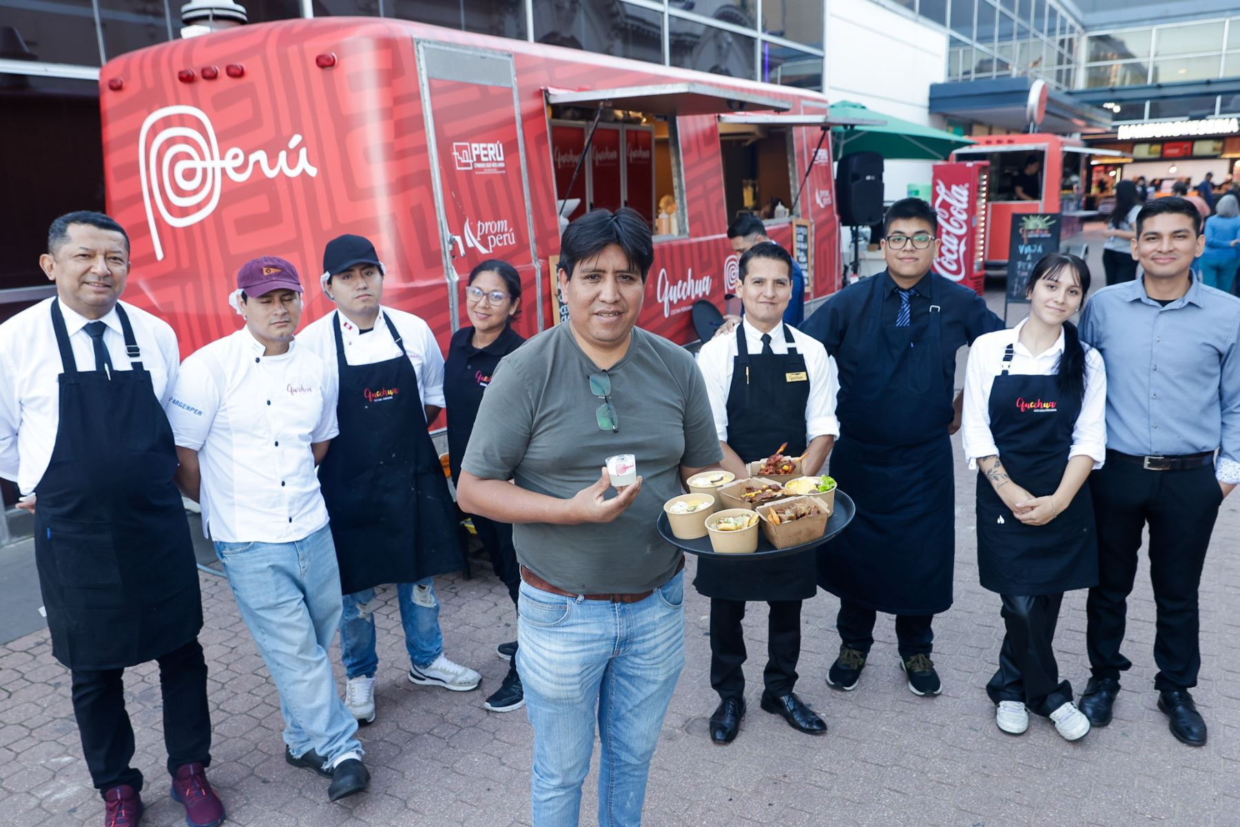 El chef peruano Julio Marín, migrante con 15 años en Buenos Aires, participa en la Feria del Libro como parte de la delegación peruana con su restaurante Quechua, llevando su experiencia y su cocina como expresión de identidad. Su historia refleja cómo la cultura peruana también se transmite desde la migración. Foto: ANDINA/Luis Iparraguirre.
