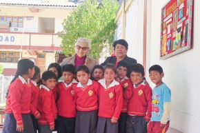 Su labor se desarrolló en condiciones adversas: sin vías de acceso, servicios básicos ni condiciones adecuadas. Sin embargo, su compromiso permitió que la escuela pasara de ser unidocente a una institución polidocente, lo que amplió las oportunidades educativas para la comunidad.ANDINA/Difusión