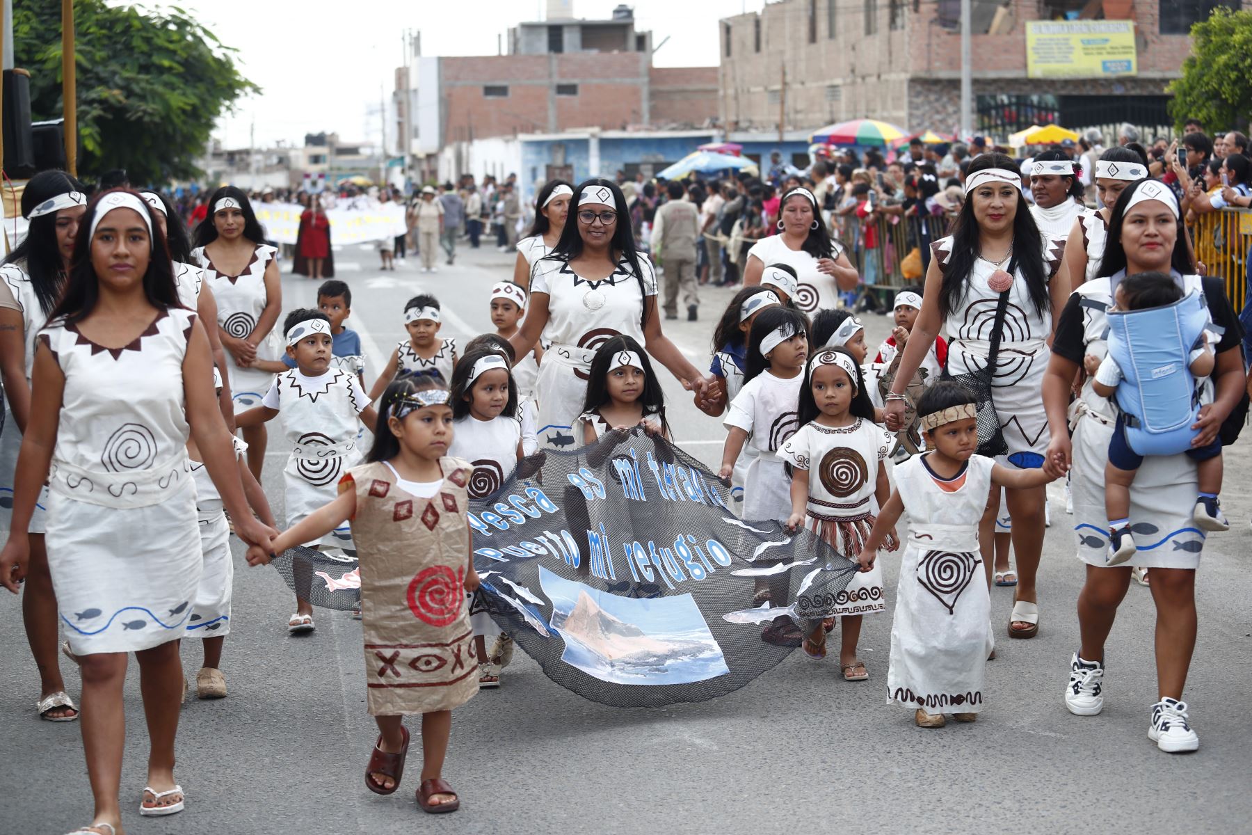 Desde la plaza Grau de Supe Puerto, en Barranca, decenas de estudiantes desfilaron y participaron en el VII Concurso Escolar de Pasacalle "Revalorando nuestro pasado milenario", en el marco de las celebraciones por cumplirse los 21 años de investigaciones del sitio arqueológico Áspero, asociado a la civilización Caral. Foto: ANDINA/Daniel Bracamonte