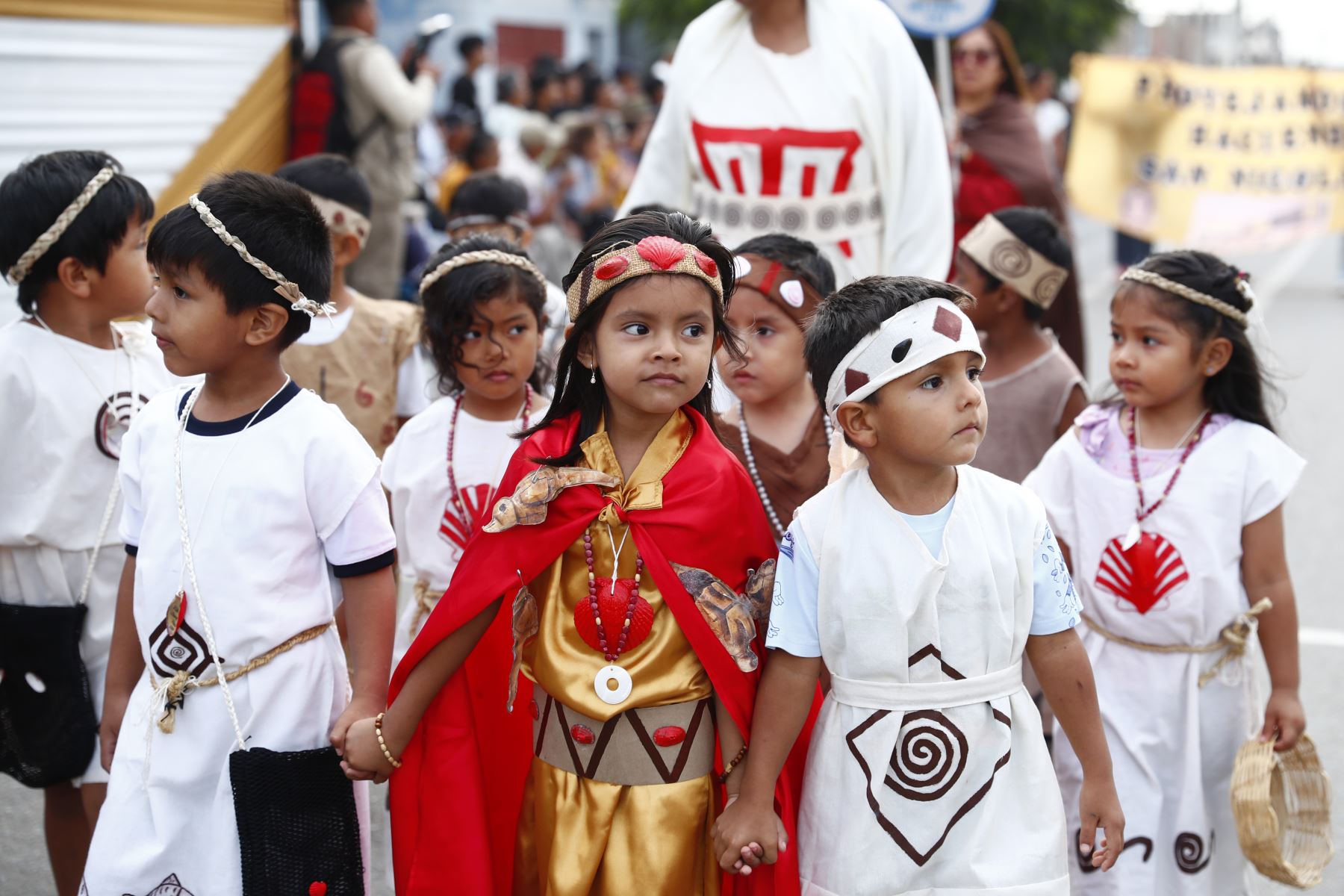 Desde la plaza Grau de Supe Puerto, en Barranca, decenas de estudiantes desfilaron y participaron en el VII Concurso Escolar de Pasacalle "Revalorando nuestro pasado milenario", en el marco de las celebraciones por cumplirse los 21 años de investigaciones del sitio arqueológico Áspero, asociado a la civilización Caral. Foto: ANDINA/Daniel Bracamonte