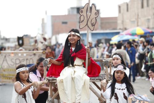 Estudiantes de Supe desfilaron en el VII Concurso Escolar de Pasacalle "Revalorando nuestro pasado milenario", en el marco de los 21 años de investigación del sitio arqueológico Áspero