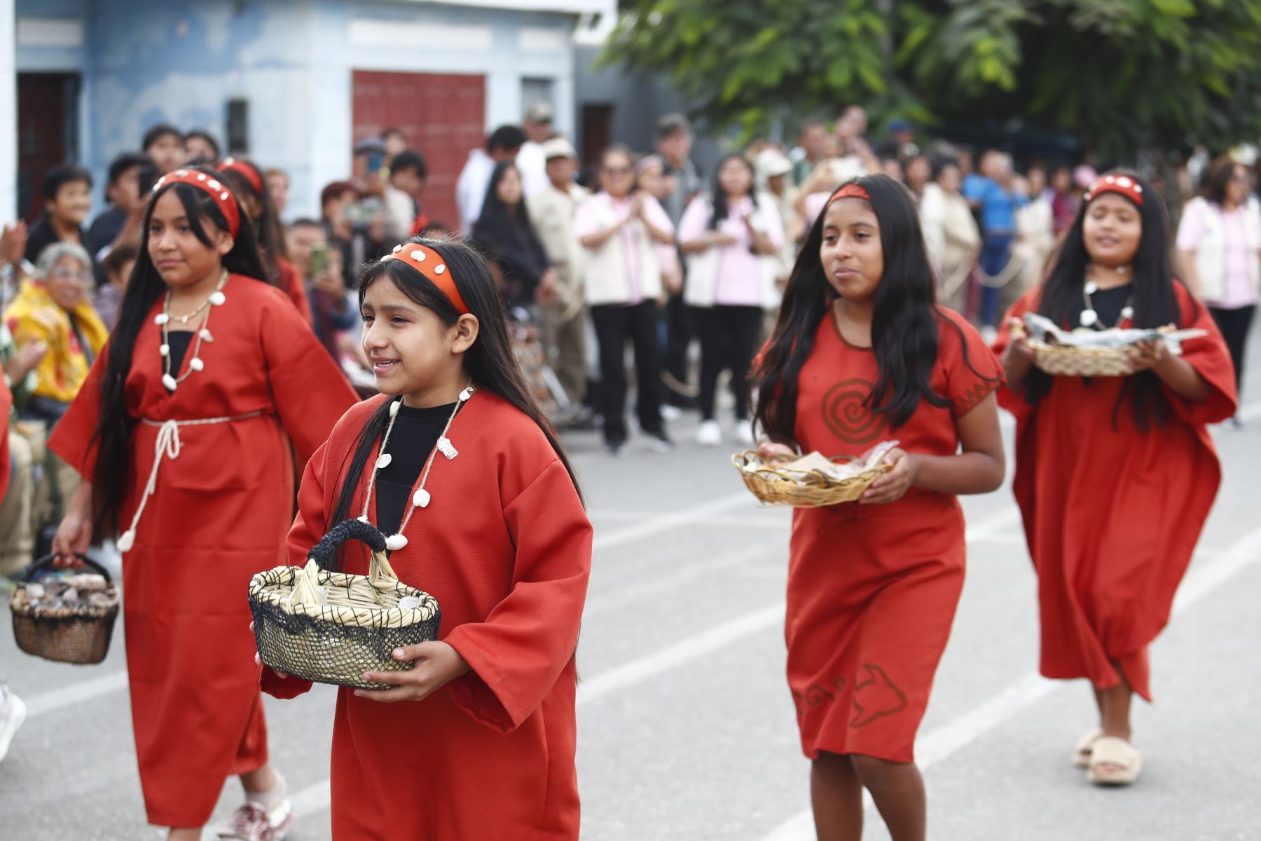 Desde la plaza Grau de Supe Puerto, en Barranca, decenas de estudiantes desfilaron y participaron en el VII Concurso Escolar de Pasacalle "Revalorando nuestro pasado milenario", en el marco de las celebraciones por cumplirse los 21 años de investigaciones del sitio arqueológico Áspero, asociado a la civilización Caral. Foto: ANDINA/Daniel Bracamonte