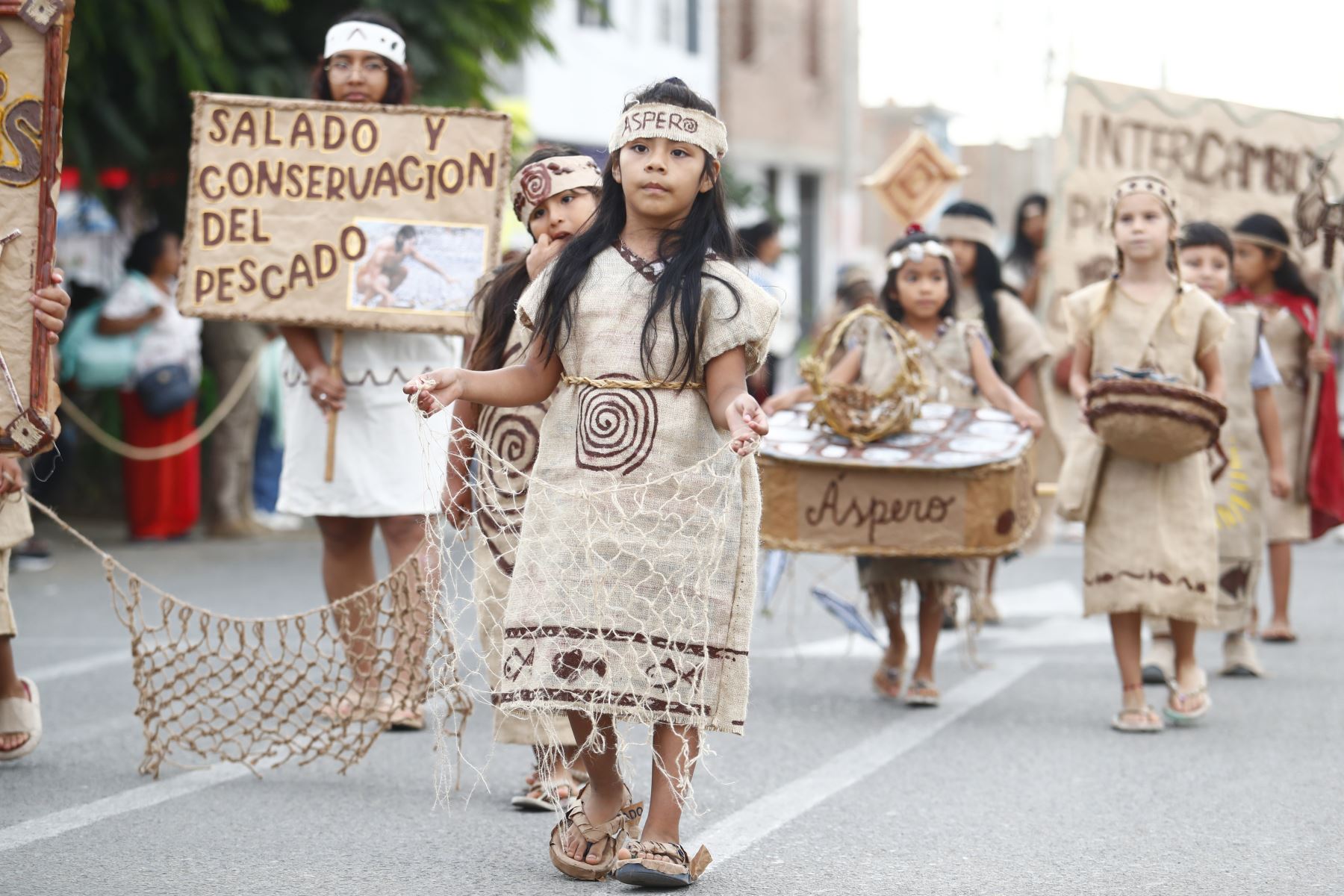 Desde la plaza Grau de Supe Puerto, en Barranca, decenas de estudiantes desfilaron y participaron en el VII Concurso Escolar de Pasacalle "Revalorando nuestro pasado milenario", en el marco de las celebraciones por cumplirse los 21 años de investigaciones del sitio arqueológico Áspero, asociado a la civilización Caral. Foto: ANDINA/Daniel Bracamonte