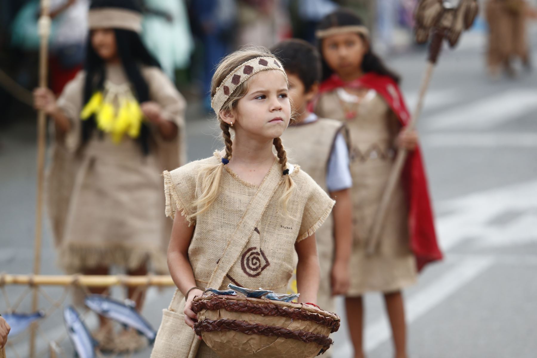 Desde la plaza Grau de Supe Puerto, en Barranca, decenas de estudiantes desfilaron y participaron en el VII Concurso Escolar de Pasacalle "Revalorando nuestro pasado milenario", en el marco de las celebraciones por cumplirse los 21 años de investigaciones del sitio arqueológico Áspero, asociado a la civilización Caral. Foto: ANDINA/Daniel Bracamonte