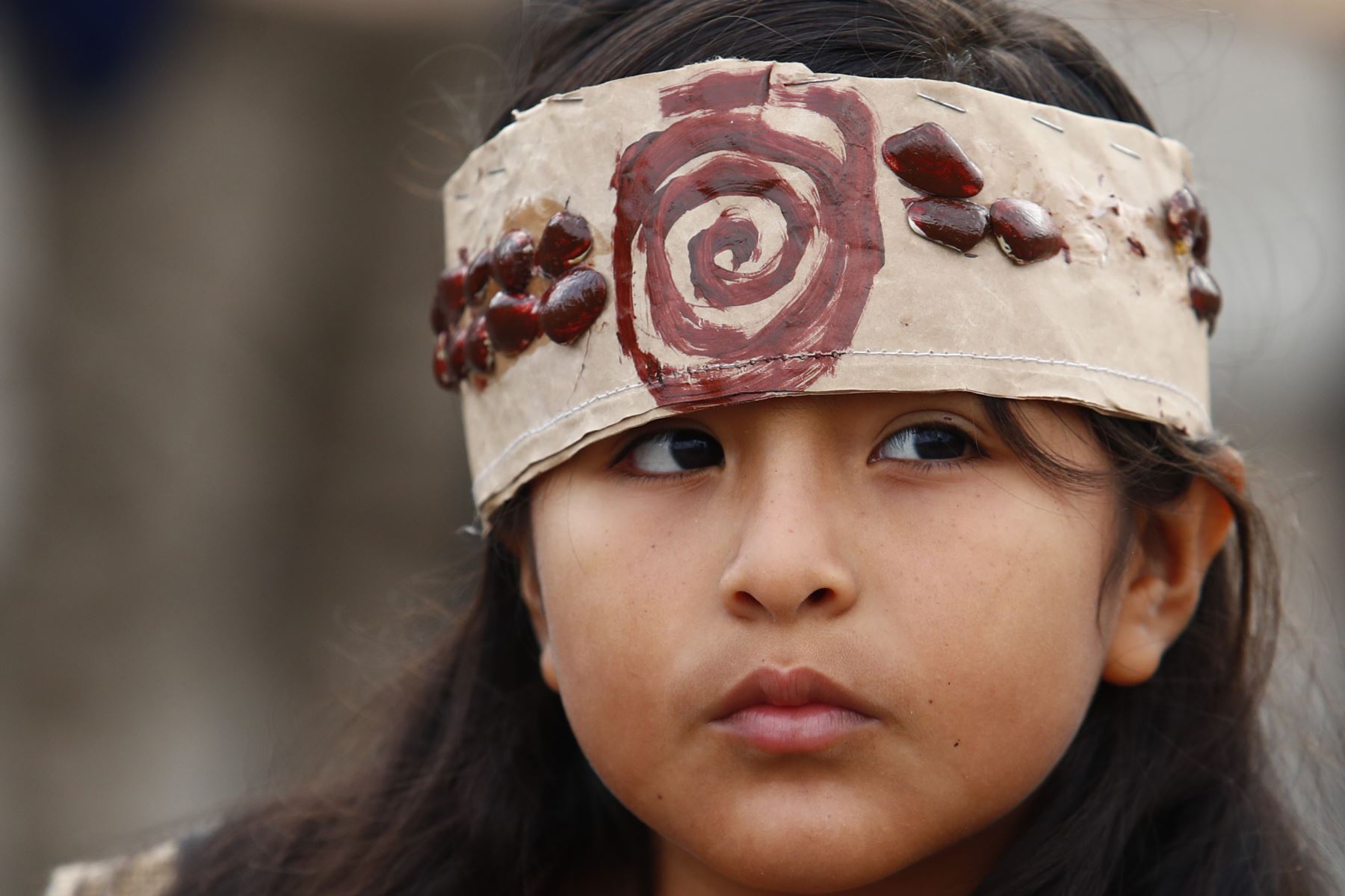 Desde la plaza Grau de Supe Puerto, en Barranca, decenas de estudiantes desfilaron y participaron en el VII Concurso Escolar de Pasacalle "Revalorando nuestro pasado milenario", en el marco de las celebraciones por cumplirse los 21 años de investigaciones del sitio arqueológico Áspero, asociado a la civilización Caral. Foto: ANDINA/Daniel Bracamonte
