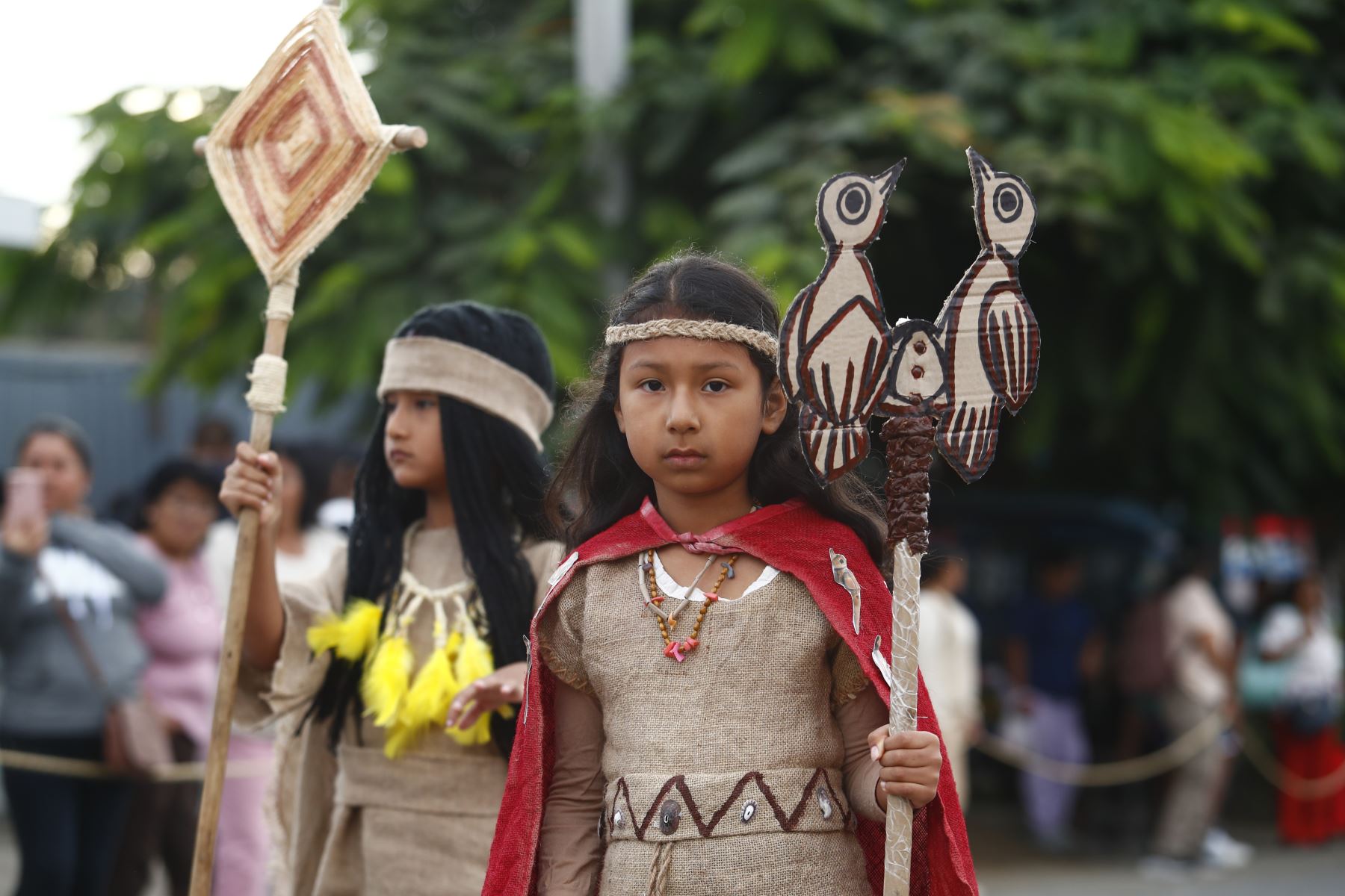 Desde la plaza Grau de Supe Puerto, en Barranca, decenas de estudiantes desfilaron y participaron en el VII Concurso Escolar de Pasacalle "Revalorando nuestro pasado milenario", en el marco de las celebraciones por cumplirse los 21 años de investigaciones del sitio arqueológico Áspero, asociado a la civilización Caral. Foto: ANDINA/Daniel Bracamonte