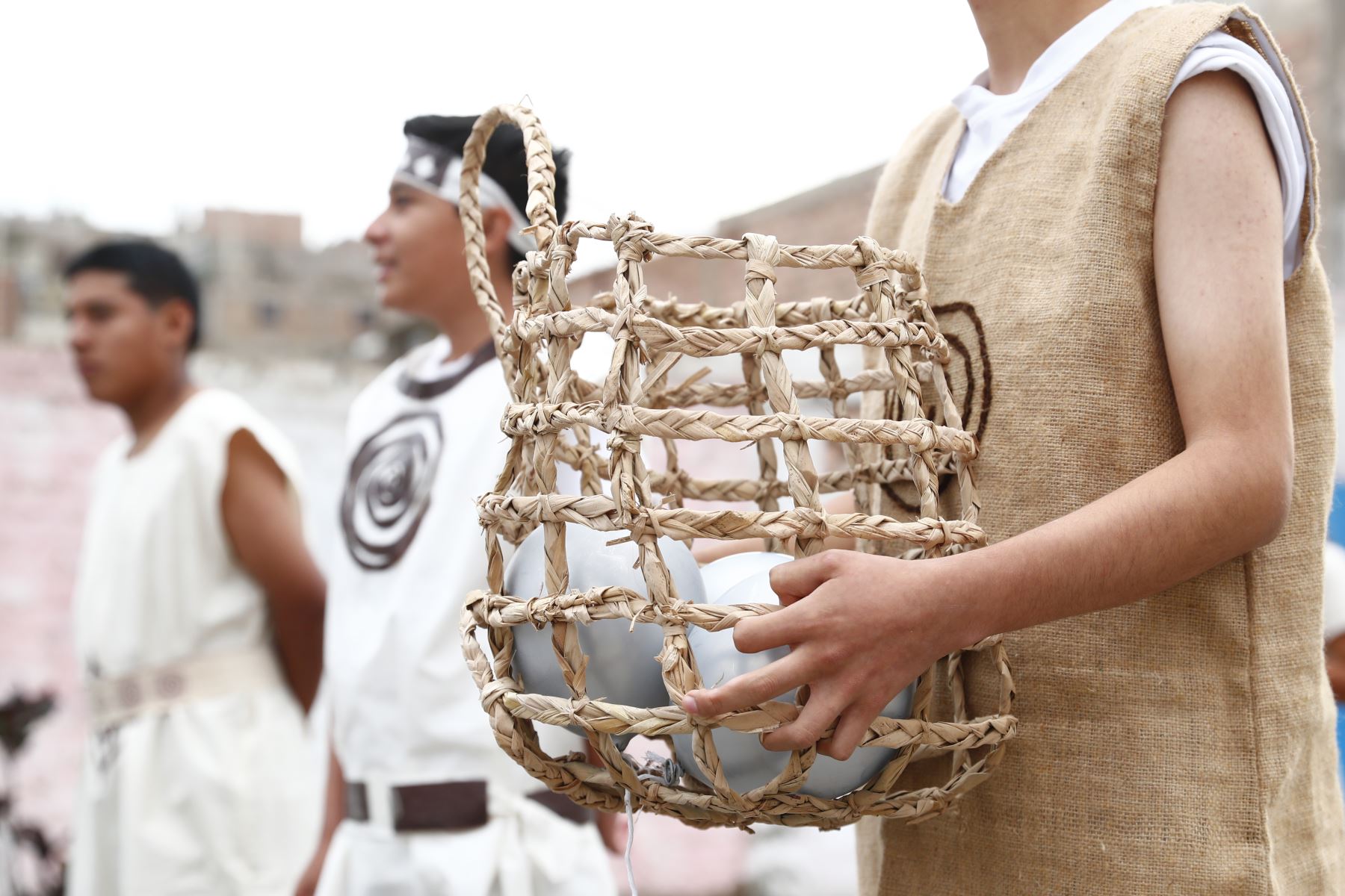 Desde la plaza Grau de Supe Puerto, en Barranca, decenas de estudiantes desfilaron y participaron en el VII Concurso Escolar de Pasacalle "Revalorando nuestro pasado milenario", en el marco de las celebraciones por cumplirse los 21 años de investigaciones del sitio arqueológico Áspero, asociado a la civilización Caral. Foto: ANDINA/Daniel Bracamonte