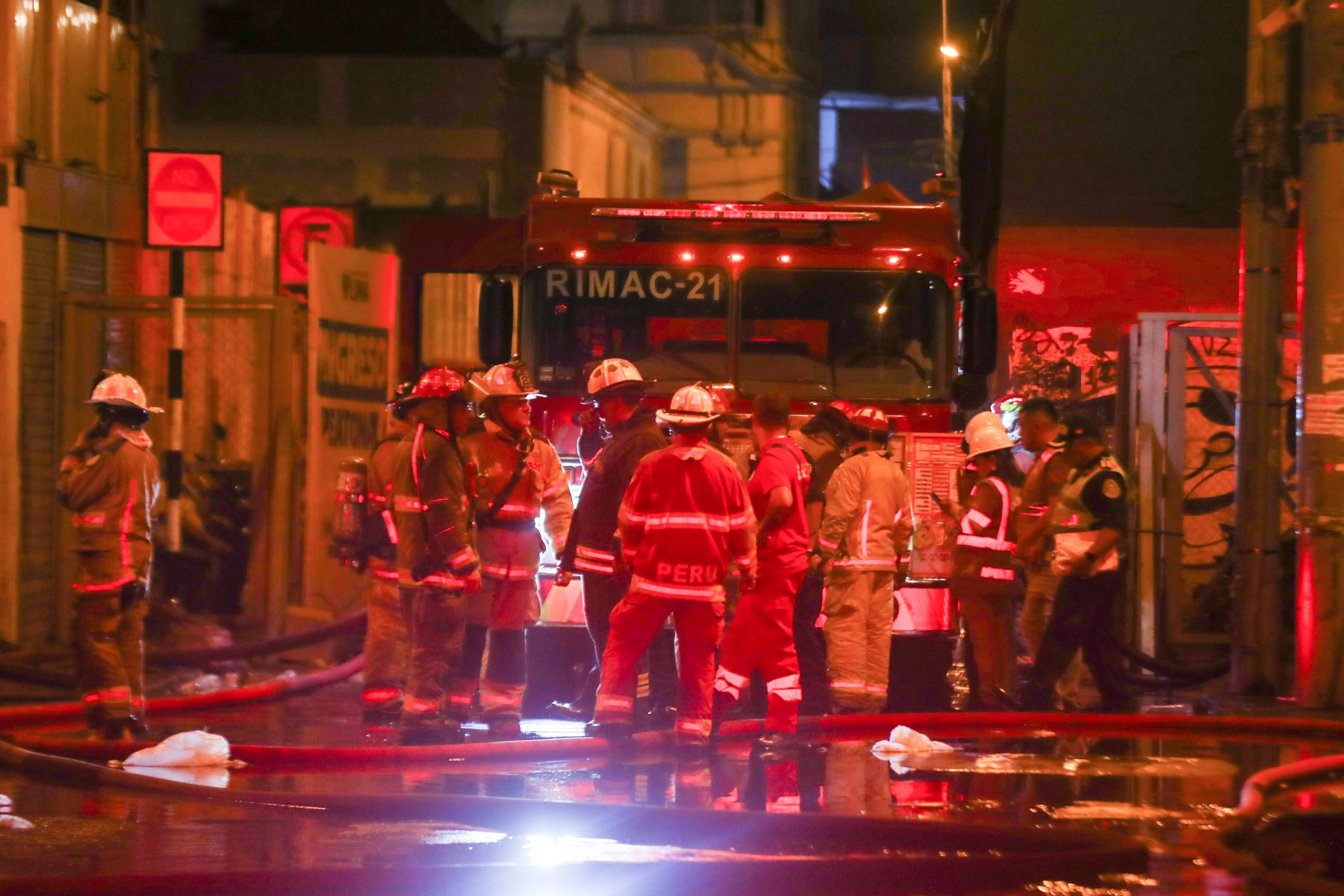 Al lugar han llegado 19 unidades de bomberos que están tratando de controlar las enormes lenguas de fuego.  Foto: ANDINA/Ricardo Cuba