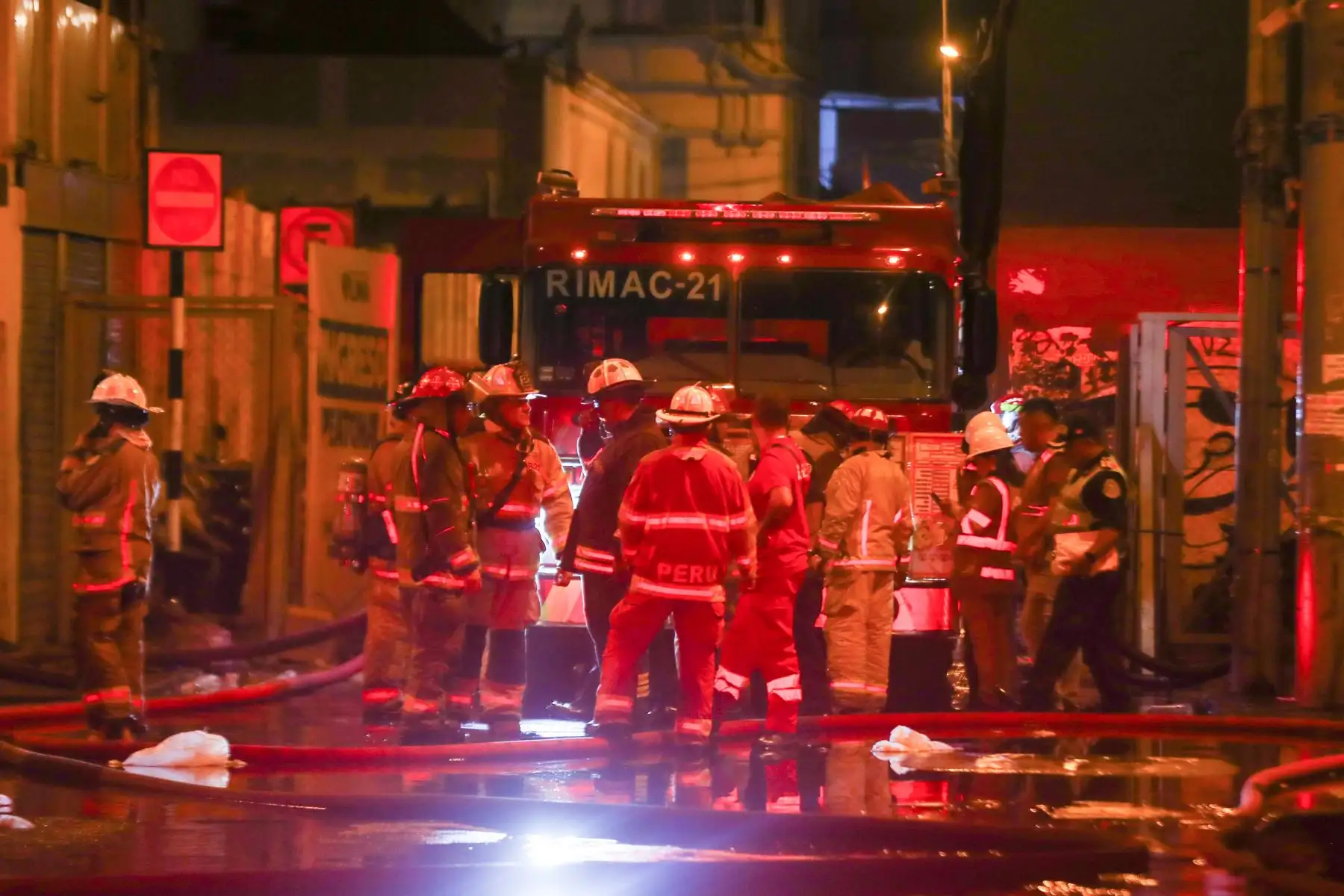 Al lugar han llegado 19 unidades de bomberos que están tratando de controlar las enormes lenguas de fuego.  Foto: ANDINA/Ricardo Cuba