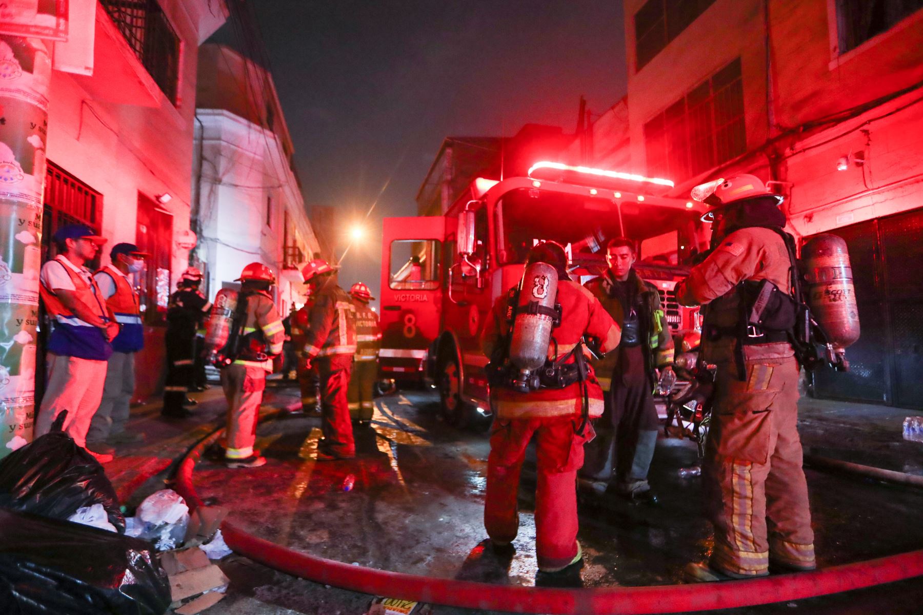 El siniestro, reportado por el Cuerpo General de Bomberos Voluntarios del Perú se inició alrededor de las 18.20, donde ha generado gran alarma debido a la enorme humareda que se ha expandido en la zona.  Foto: ANDINA/Ricardo Cuba