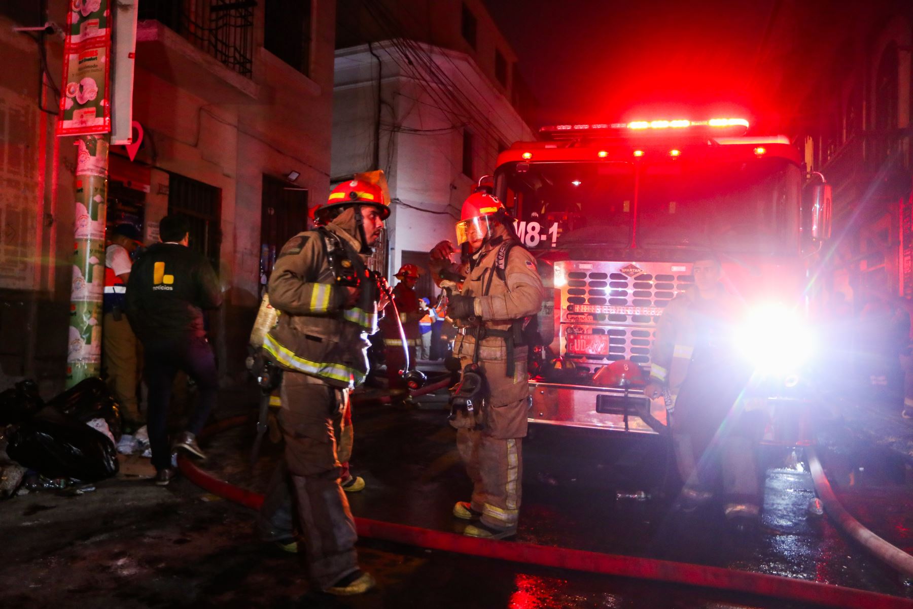 La unidades de bomberos están ubicadas a más de 70 metros del lugar debido a que es imposible ingresar a la zona del siniestro, por lo cual está siendo atendido desde los edificios cercanos.  Foto: ANDINA/Ricardo Cuba
