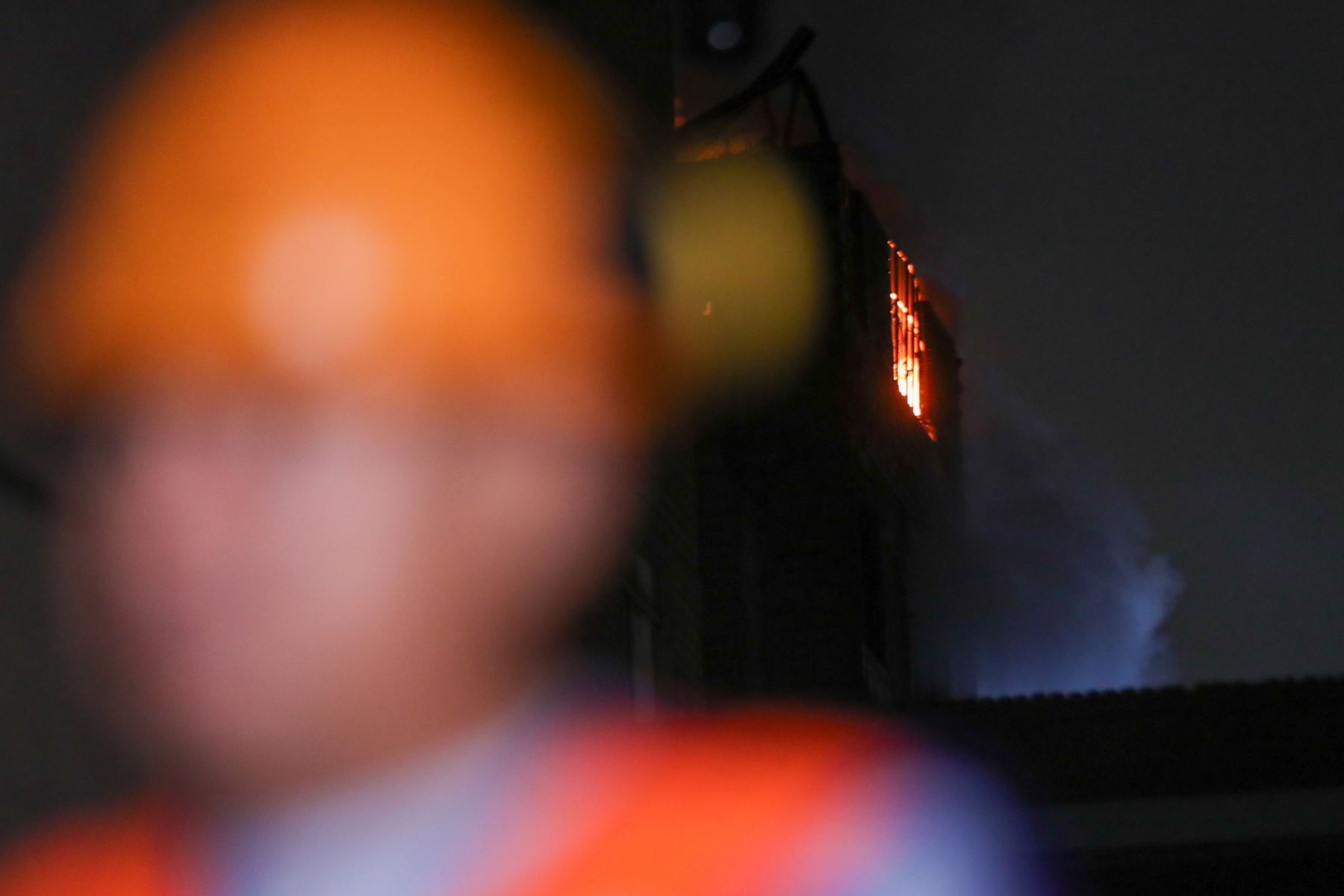 De acuerdo con la información preliminar, el inmueble funcionaría presuntamente como un almacén clandestino. Al momento, personal de emergencia se encuentra trabajando intensamente en el luga Foto: ANDINA/Ricardo Cuba