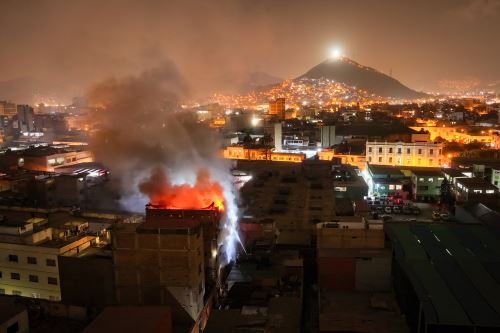 Enorme incendio se registra en el centro de Lima