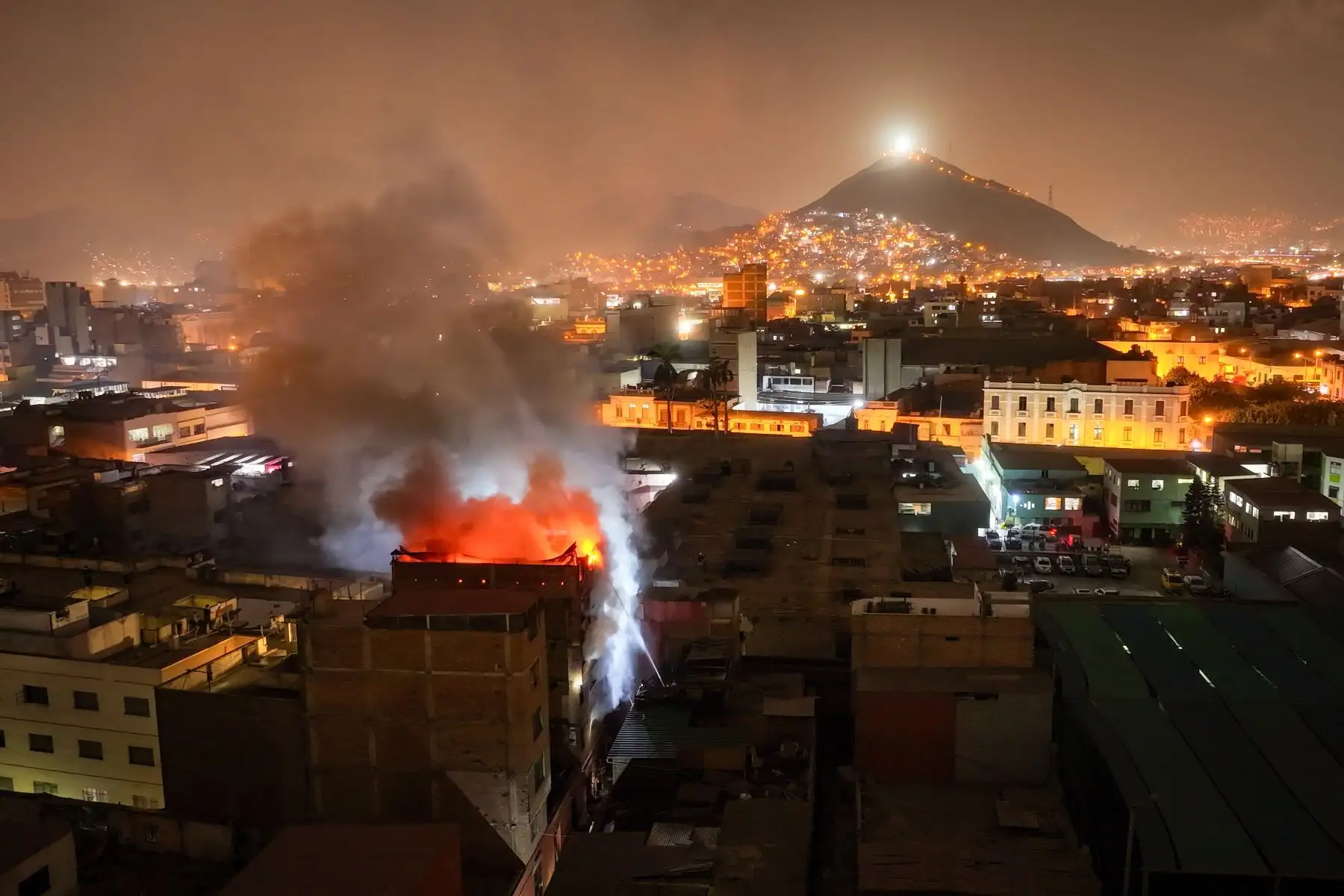 Un incendio de grandes proporciones se registra en un edificio de cinco pisos, ubicado en el Jirón Antonio Miroquesada 857, en el centro de Lima. Foto: ANDINA/Ricardo Cuba