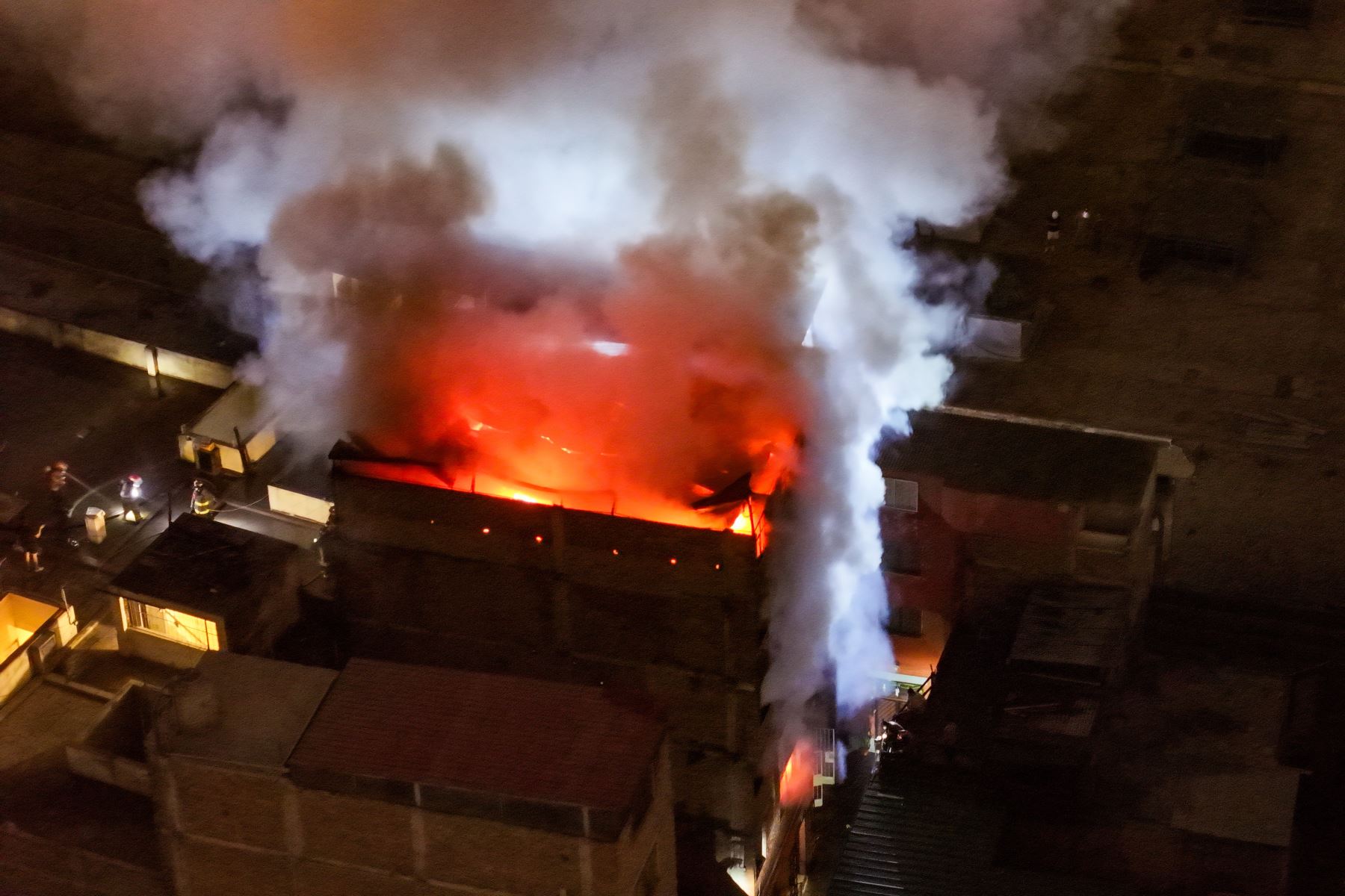 El fuego se inició en los pisos inferiores, pero se ha extendido hasta la parte más alta de la edificación. Foto: ANDINA/Ricardo Cuba