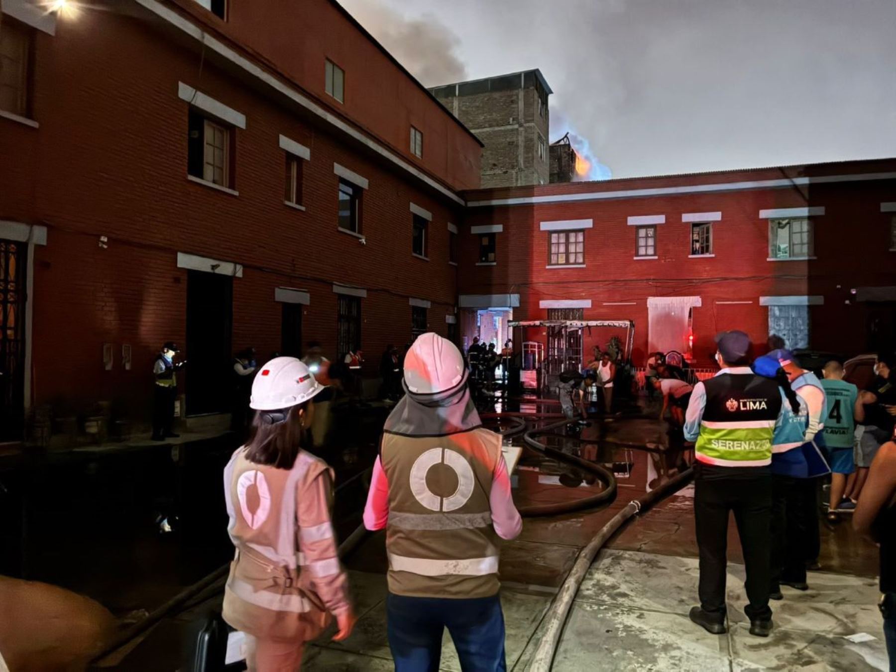 OEFA evalúa impacto ambiental de incendio en almacén clandestino del Jirón Miroquesada