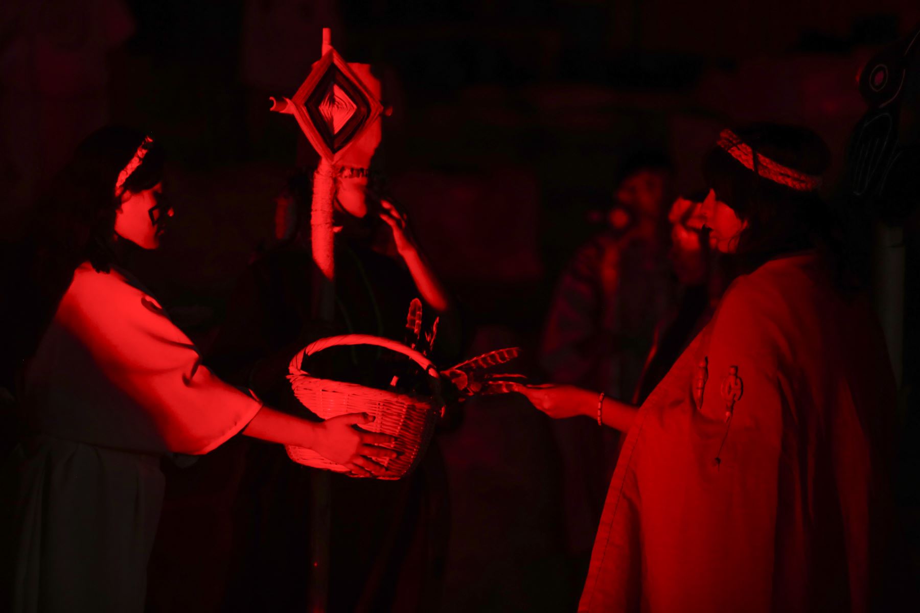 El viernes 24 de abril de 2026 se realizó el ritual del Gran Mar "El legado de Áspero", en el marco de las celebraciones por cumplirse los 21 años de investigaciones del sitio arqueológico Áspero, asociado a la civilización Caral. Durante el acto tuvo lugar una ceremonia de pago a la Cochamama, y además se hizo una puesta en escena de cómo vivían y se relacionaban los antiguos habitantes del Áspero. Foto: ANDINA/Daniel Bracamonte