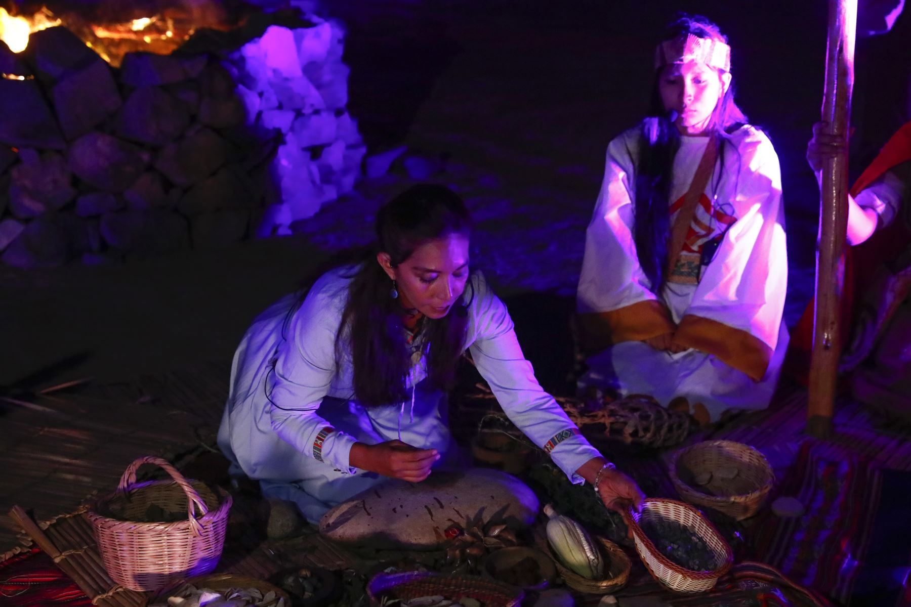 El viernes 24 de abril de 2026 se realizó el ritual del Gran Mar "El legado de Áspero", en el marco de las celebraciones por cumplirse los 21 años de investigaciones del sitio arqueológico Áspero, asociado a la civilización Caral. Durante el acto tuvo lugar una ceremonia de pago a la Cochamama, y además se hizo una puesta en escena de cómo vivían y se relacionaban los antiguos habitantes del Áspero. Foto: ANDINA/Daniel Bracamonte