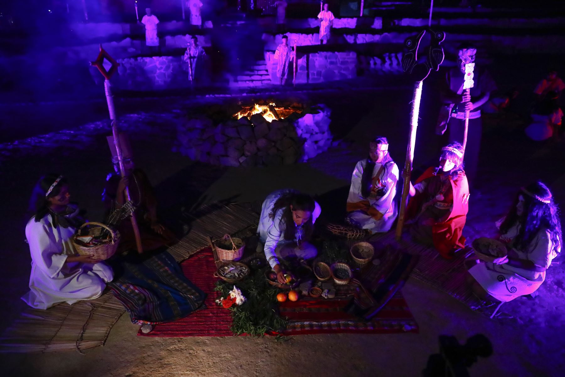 El viernes 24 de abril de 2026 se realizó el ritual del Gran Mar "El legado de Áspero", en el marco de las celebraciones por cumplirse los 21 años de investigaciones del sitio arqueológico Áspero, asociado a la civilización Caral. Durante el acto tuvo lugar una ceremonia de pago a la Cochamama, y además se hizo una puesta en escena de cómo vivían y se relacionaban los antiguos habitantes del Áspero. Foto: ANDINA/Daniel Bracamonte