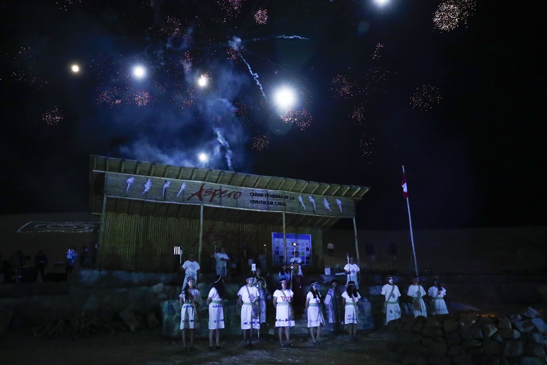 El viernes 24 de abril de 2026 se realizó el ritual del Gran Mar "El legado de Áspero", en el marco de las celebraciones por cumplirse los 21 años de investigaciones del sitio arqueológico Áspero, asociado a la civilización Caral. Durante el acto tuvo lugar una ceremonia de pago a la Cochamama, y además se hizo una puesta en escena de cómo vivían y se relacionaban los antiguos habitantes del Áspero. Foto: ANDINA/Daniel Bracamonte