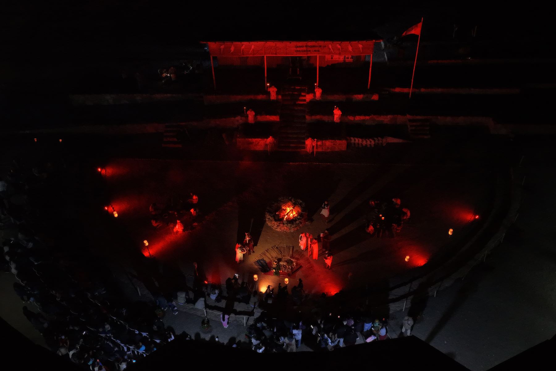 El viernes 24 de abril de 2026 se realizó el ritual del Gran Mar "El legado de Áspero", en el marco de las celebraciones por cumplirse los 21 años de investigaciones del sitio arqueológico Áspero, asociado a la civilización Caral. Durante el acto tuvo lugar una ceremonia de pago a la Cochamama, y además se hizo una puesta en escena de cómo vivían y se relacionaban los antiguos habitantes del Áspero. Foto: ANDINA/Daniel Bracamonte