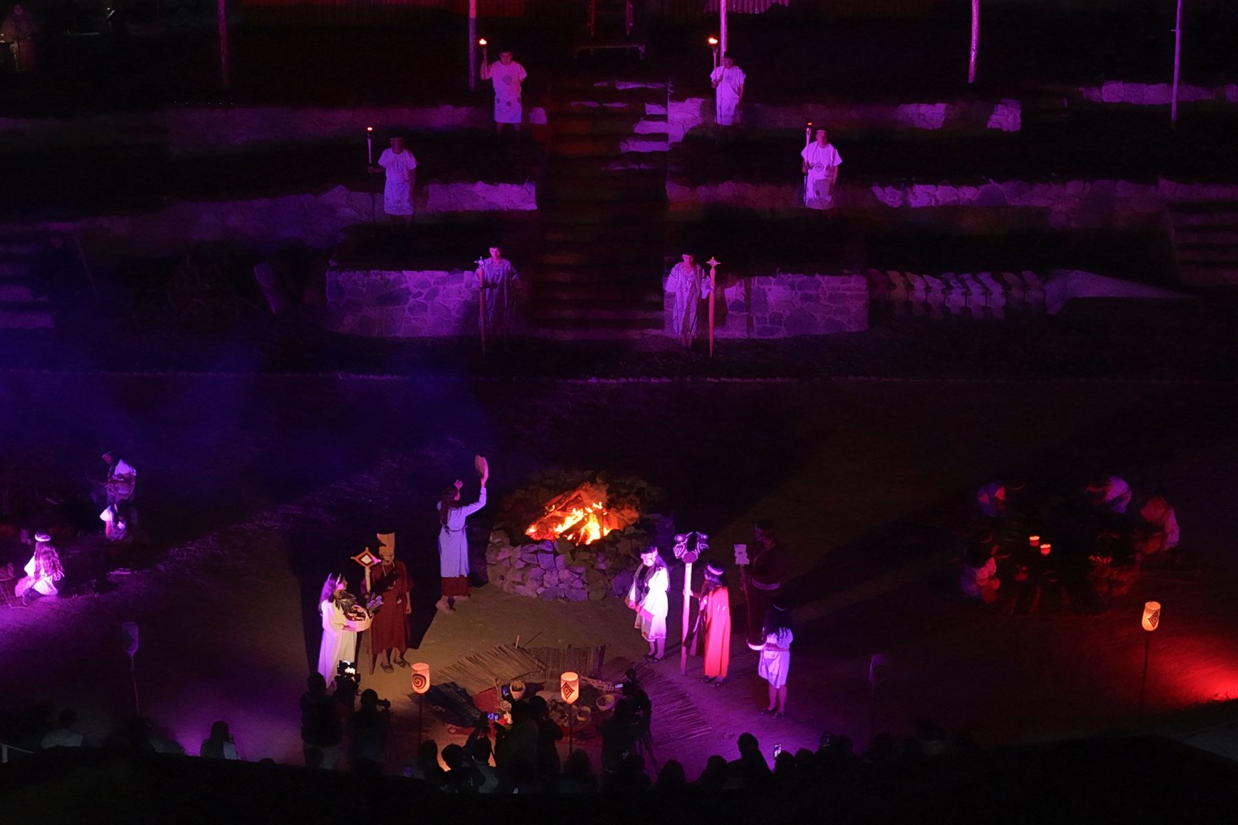 El viernes 24 de abril de 2026 se realizó el ritual del Gran Mar "El legado de Áspero", en el marco de las celebraciones por cumplirse los 21 años de investigaciones del sitio arqueológico Áspero, asociado a la civilización Caral. Durante el acto tuvo lugar una ceremonia de pago a la Cochamama, y además se hizo una puesta en escena de cómo vivían y se relacionaban los antiguos habitantes del Áspero. Foto: ANDINA/Daniel Bracamonte