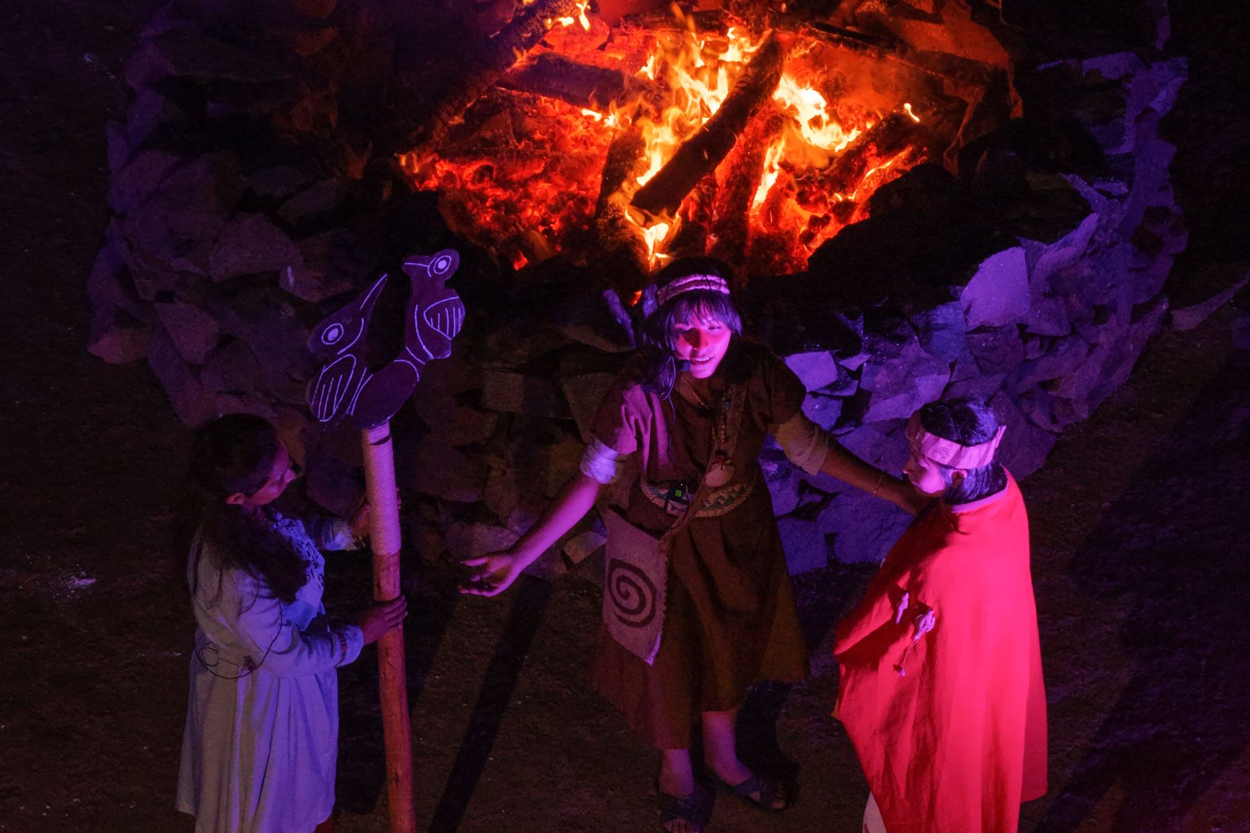 El viernes 24 de abril de 2026 se realizó el ritual del Gran Mar "El legado de Áspero", en el marco de las celebraciones por cumplirse los 21 años de investigaciones del sitio arqueológico Áspero, asociado a la civilización Caral. Durante el acto tuvo lugar una ceremonia de pago a la Cochamama, y además se hizo una puesta en escena de cómo vivían y se relacionaban los antiguos habitantes del Áspero. Foto: ANDINA/Daniel Bracamonte