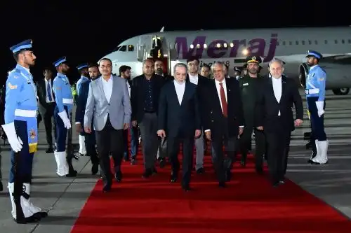 El ministro de Asuntos Exteriores de Pakistán, Ishaq Dar (centro-derecha) llega a la base aérea de Nur Khan en Rawalpindi, cerca de Islamabad. Foto: AFP PHOTO /PAKISTAN