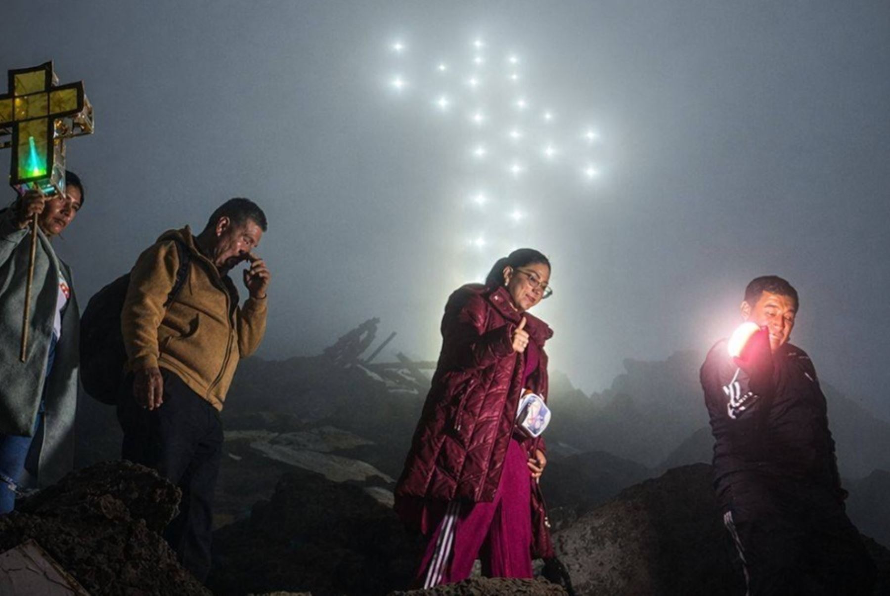 Áncash: reinauguran y encienden nueva Cruz de la Paz en cerro de la Juventud de Chimbote