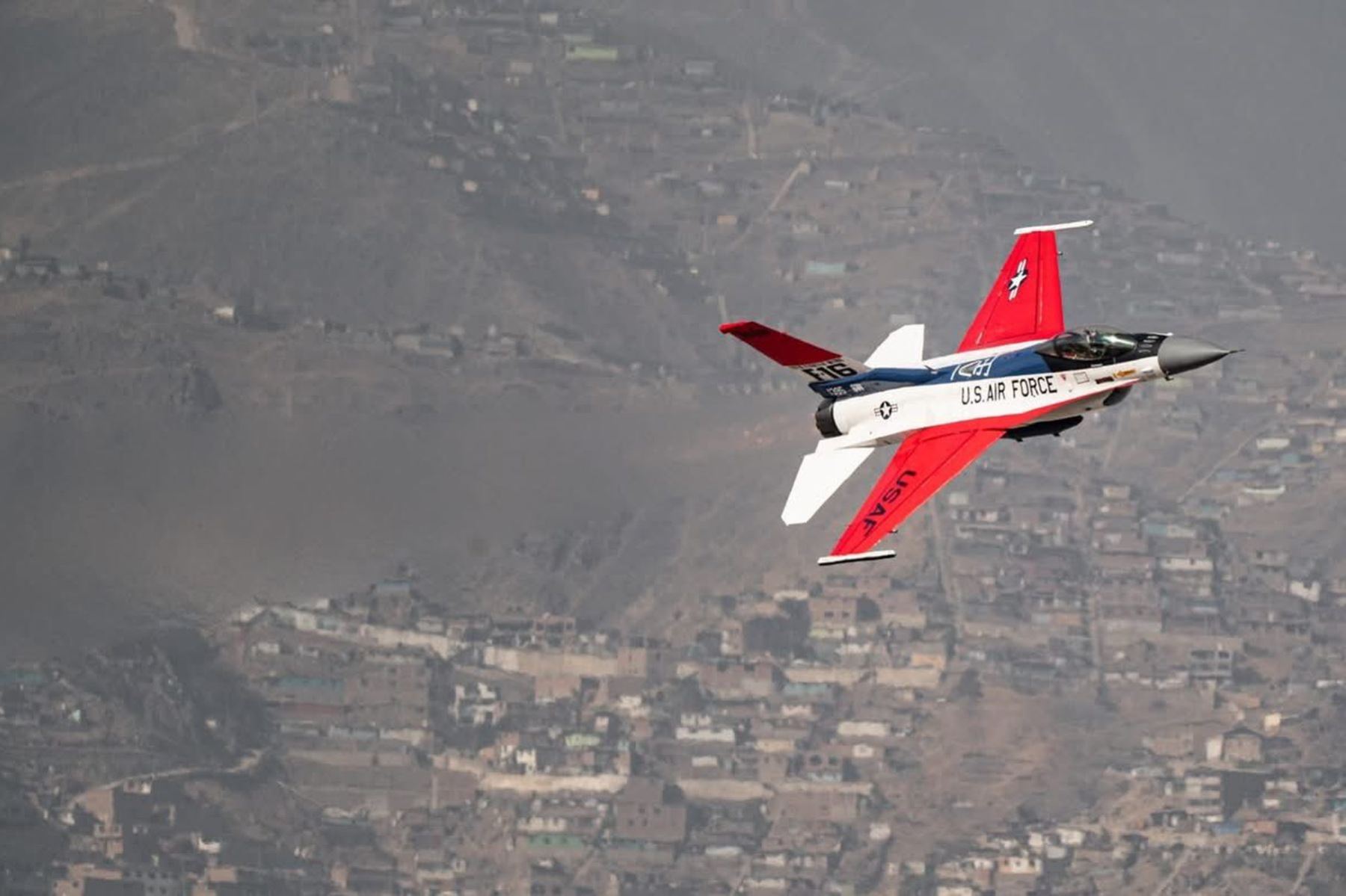 Festival aéreo: aviones F-16 protagonizan maniobras de alta velocidad en cielo de Surco