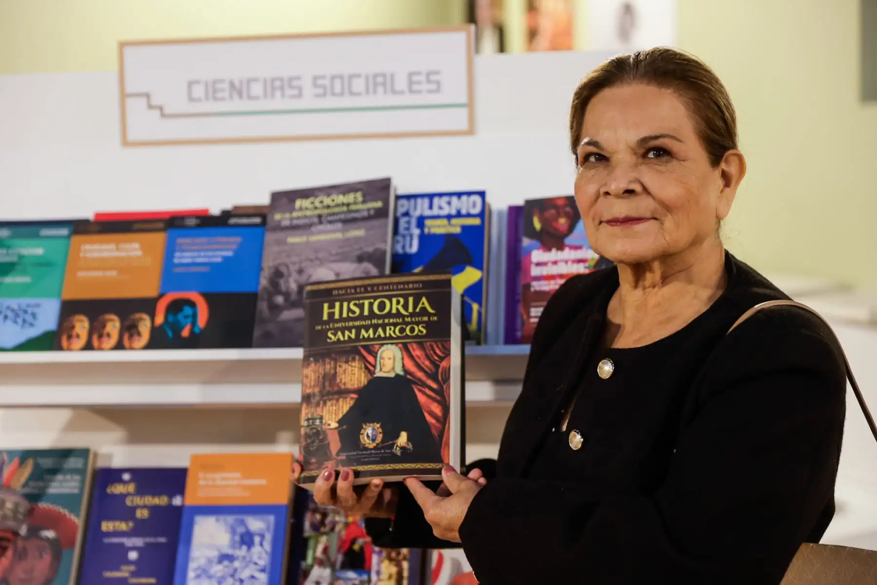 La rectora de la Universidad Nacional Mayor de San Marcos, Jeri Gloria Ramón Ruffner, participa en la 50ª Feria Internacional del Libro de Buenos Aires, donde destaca la presencia de la casa de estudios en el marco de su 475 aniversario. La universidad presenta publicaciones que reflejan su aporte académico y cultural, así como su compromiso con la preservación de las lenguas originarias y la identidad nacional. Foto: ANDINA/Luis Iparraguirre.
