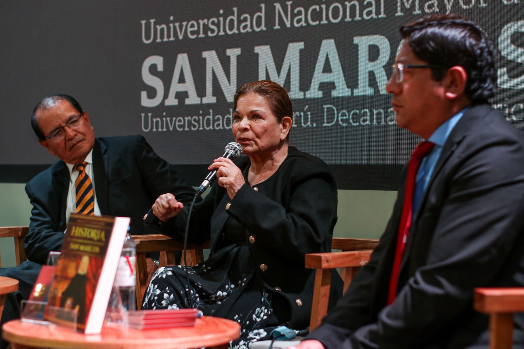 La rectora Jeri Gloria Ramón Ruffner intervino en actividades académicas desarrolladas en el pabellón Perú, donde se promovió el diálogo sobre historia, identidad y producción intelectual. Foto: ANDINA/Camila March Rios